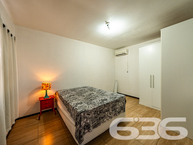 Descubra um refúgio urbano em Joinville, no bairro Petrópolis, onde a praticidade encontra a serenidade e o estilo se une ao conforto. Apresentamos uma residência do tipo sobrado, padronizada com foco em espaços aconchegantes e funcionais, ideal para quem busca uma vida tranquila com todas as comodidades modernas ao alcance. Estuda permuta.

Este imóvel de 126 m² de área construída, sobre um terreno de 330 m², dispõe de três espaçosas garagens, das quais uma é coberta. O projeto aproveita cada metro quadrado para garantir que sua família tenha o espaço que merece. O sobrado conta com três dormitórios, incluindo uma suíte, três banheiros completos, e salas de estar múltiplas que proporcionam ambientes distintos para relaxar e se entreter.

A cozinha gourmet, estrategicamente integrada à área de festa com churrasqueira, promete ser o coração da casa, onde memórias serão criadas entre sabores e sorrisos. Esta área, rica em detalhes como o teto de madeira e paredes vibrantes, é ideal para confraternizações e momentos especiais com amigos e familiares.

Adicionando ao charme da casa, o imóvel é completamente murado e oferece segurança com sistemas de vigilância eletrônica. 

Localizada em uma rua pavimentada, a residência está estrategicamente posicionada para garantir fácil acesso às principais vias da cidade, estando também próxima a escolas, hospitais, transporte público e serviços essenciais, o que reforça a praticidade para o seu dia a dia.

Os amantes de animais ficarão felizes em saber que o imóvel aceita pets, tornando-o o lar perfeito para toda a família. 

Este sobrado não é apenas um imóvel, mas um lar pronto para acolher novas histórias. Convidamos você a descobrir pessoalmente como este lugar pode ser o cenário dos seus próximos capítulos. Visite e sinta-se em casa, onde cada detalhe foi pensado para proporcionar conforto e bem-estar. A 636 Negócios Imobiliários está pronta para ajudá-lo a fazer desta casa o seu novo lar. Venha conhecer e deixe-se encantar!
 
636 NEGÓCIOS IMOBILIÁRIOS: A SUA MELHOR ESCOLHA
Com mais de 30 anos de experiência, a 636 Negócios Imobiliários é sua parceira ideal para encontrar o imóvel perfeito. Estamos prontos para ajudá-lo a fazer deste imóvel o seu novo lar.
 
Telefone: (47) 3451-0636
WhatsApp: (47) 99190-0636
 
Não perca esta oportunidade única. Visite nosso site para mais informações: i636.com.br