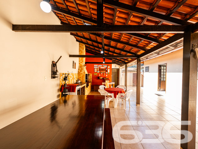 Descubra um refúgio urbano em Joinville, no bairro Petrópolis, onde a praticidade encontra a serenidade e o estilo se une ao conforto. Apresentamos uma residência do tipo sobrado, padronizada com foco em espaços aconchegantes e funcionais, ideal para quem busca uma vida tranquila com todas as comodidades modernas ao alcance. Estuda permuta.

Este imóvel de 126 m² de área construída, sobre um terreno de 330 m², dispõe de três espaçosas garagens, das quais uma é coberta. O projeto aproveita cada metro quadrado para garantir que sua família tenha o espaço que merece. O sobrado conta com três dormitórios, incluindo uma suíte, três banheiros completos, e salas de estar múltiplas que proporcionam ambientes distintos para relaxar e se entreter.

A cozinha gourmet, estrategicamente integrada à área de festa com churrasqueira, promete ser o coração da casa, onde memórias serão criadas entre sabores e sorrisos. Esta área, rica em detalhes como o teto de madeira e paredes vibrantes, é ideal para confraternizações e momentos especiais com amigos e familiares.

Adicionando ao charme da casa, o imóvel é completamente murado e oferece segurança com sistemas de vigilância eletrônica. 

Localizada em uma rua pavimentada, a residência está estrategicamente posicionada para garantir fácil acesso às principais vias da cidade, estando também próxima a escolas, hospitais, transporte público e serviços essenciais, o que reforça a praticidade para o seu dia a dia.

Os amantes de animais ficarão felizes em saber que o imóvel aceita pets, tornando-o o lar perfeito para toda a família. 

Este sobrado não é apenas um imóvel, mas um lar pronto para acolher novas histórias. Convidamos você a descobrir pessoalmente como este lugar pode ser o cenário dos seus próximos capítulos. Visite e sinta-se em casa, onde cada detalhe foi pensado para proporcionar conforto e bem-estar. A 636 Negócios Imobiliários está pronta para ajudá-lo a fazer desta casa o seu novo lar. Venha conhecer e deixe-se encantar!
 
636 NEGÓCIOS IMOBILIÁRIOS: A SUA MELHOR ESCOLHA
Com mais de 30 anos de experiência, a 636 Negócios Imobiliários é sua parceira ideal para encontrar o imóvel perfeito. Estamos prontos para ajudá-lo a fazer deste imóvel o seu novo lar.
 
Telefone: (47) 3451-0636
WhatsApp: (47) 99190-0636
 
Não perca esta oportunidade única. Visite nosso site para mais informações: i636.com.br