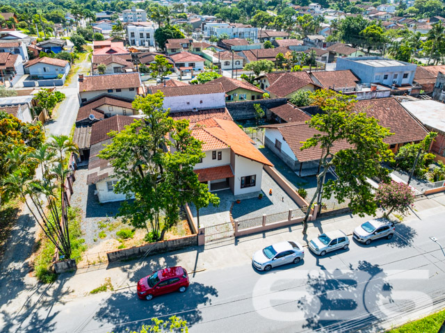 Descubra um refúgio urbano em Joinville, no bairro Petrópolis, onde a praticidade encontra a serenidade e o estilo se une ao conforto. Apresentamos uma residência do tipo sobrado, padronizada com foco em espaços aconchegantes e funcionais, ideal para quem busca uma vida tranquila com todas as comodidades modernas ao alcance. Estuda permuta.

Este imóvel de 126 m² de área construída, sobre um terreno de 330 m², dispõe de três espaçosas garagens, das quais uma é coberta. O projeto aproveita cada metro quadrado para garantir que sua família tenha o espaço que merece. O sobrado conta com três dormitórios, incluindo uma suíte, três banheiros completos, e salas de estar múltiplas que proporcionam ambientes distintos para relaxar e se entreter.

A cozinha gourmet, estrategicamente integrada à área de festa com churrasqueira, promete ser o coração da casa, onde memórias serão criadas entre sabores e sorrisos. Esta área, rica em detalhes como o teto de madeira e paredes vibrantes, é ideal para confraternizações e momentos especiais com amigos e familiares.

Adicionando ao charme da casa, o imóvel é completamente murado e oferece segurança com sistemas de vigilância eletrônica. 

Localizada em uma rua pavimentada, a residência está estrategicamente posicionada para garantir fácil acesso às principais vias da cidade, estando também próxima a escolas, hospitais, transporte público e serviços essenciais, o que reforça a praticidade para o seu dia a dia.

Os amantes de animais ficarão felizes em saber que o imóvel aceita pets, tornando-o o lar perfeito para toda a família. 

Este sobrado não é apenas um imóvel, mas um lar pronto para acolher novas histórias. Convidamos você a descobrir pessoalmente como este lugar pode ser o cenário dos seus próximos capítulos. Visite e sinta-se em casa, onde cada detalhe foi pensado para proporcionar conforto e bem-estar. A 636 Negócios Imobiliários está pronta para ajudá-lo a fazer desta casa o seu novo lar. Venha conhecer e deixe-se encantar!
 
636 NEGÓCIOS IMOBILIÁRIOS: A SUA MELHOR ESCOLHA
Com mais de 30 anos de experiência, a 636 Negócios Imobiliários é sua parceira ideal para encontrar o imóvel perfeito. Estamos prontos para ajudá-lo a fazer deste imóvel o seu novo lar.
 
Telefone: (47) 3451-0636
WhatsApp: (47) 99190-0636
 
Não perca esta oportunidade única. Visite nosso site para mais informações: i636.com.br
