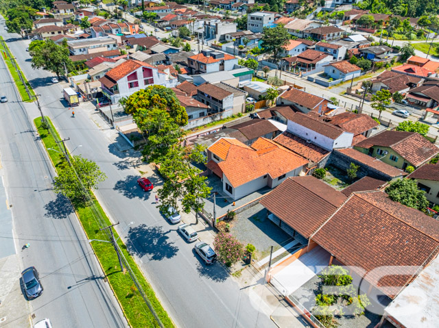 Descubra um refúgio urbano em Joinville, no bairro Petrópolis, onde a praticidade encontra a serenidade e o estilo se une ao conforto. Apresentamos uma residência do tipo sobrado, padronizada com foco em espaços aconchegantes e funcionais, ideal para quem busca uma vida tranquila com todas as comodidades modernas ao alcance. Estuda permuta.

Este imóvel de 126 m² de área construída, sobre um terreno de 330 m², dispõe de três espaçosas garagens, das quais uma é coberta. O projeto aproveita cada metro quadrado para garantir que sua família tenha o espaço que merece. O sobrado conta com três dormitórios, incluindo uma suíte, três banheiros completos, e salas de estar múltiplas que proporcionam ambientes distintos para relaxar e se entreter.

A cozinha gourmet, estrategicamente integrada à área de festa com churrasqueira, promete ser o coração da casa, onde memórias serão criadas entre sabores e sorrisos. Esta área, rica em detalhes como o teto de madeira e paredes vibrantes, é ideal para confraternizações e momentos especiais com amigos e familiares.

Adicionando ao charme da casa, o imóvel é completamente murado e oferece segurança com sistemas de vigilância eletrônica. 

Localizada em uma rua pavimentada, a residência está estrategicamente posicionada para garantir fácil acesso às principais vias da cidade, estando também próxima a escolas, hospitais, transporte público e serviços essenciais, o que reforça a praticidade para o seu dia a dia.

Os amantes de animais ficarão felizes em saber que o imóvel aceita pets, tornando-o o lar perfeito para toda a família. 

Este sobrado não é apenas um imóvel, mas um lar pronto para acolher novas histórias. Convidamos você a descobrir pessoalmente como este lugar pode ser o cenário dos seus próximos capítulos. Visite e sinta-se em casa, onde cada detalhe foi pensado para proporcionar conforto e bem-estar. A 636 Negócios Imobiliários está pronta para ajudá-lo a fazer desta casa o seu novo lar. Venha conhecer e deixe-se encantar!
 
636 NEGÓCIOS IMOBILIÁRIOS: A SUA MELHOR ESCOLHA
Com mais de 30 anos de experiência, a 636 Negócios Imobiliários é sua parceira ideal para encontrar o imóvel perfeito. Estamos prontos para ajudá-lo a fazer deste imóvel o seu novo lar.
 
Telefone: (47) 3451-0636
WhatsApp: (47) 99190-0636
 
Não perca esta oportunidade única. Visite nosso site para mais informações: i636.com.br