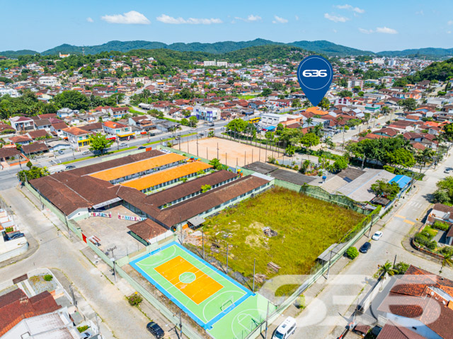 Descubra um refúgio urbano em Joinville, no bairro Petrópolis, onde a praticidade encontra a serenidade e o estilo se une ao conforto. Apresentamos uma residência do tipo sobrado, padronizada com foco em espaços aconchegantes e funcionais, ideal para quem busca uma vida tranquila com todas as comodidades modernas ao alcance. Estuda permuta.

Este imóvel de 126 m² de área construída, sobre um terreno de 330 m², dispõe de três espaçosas garagens, das quais uma é coberta. O projeto aproveita cada metro quadrado para garantir que sua família tenha o espaço que merece. O sobrado conta com três dormitórios, incluindo uma suíte, três banheiros completos, e salas de estar múltiplas que proporcionam ambientes distintos para relaxar e se entreter.

A cozinha gourmet, estrategicamente integrada à área de festa com churrasqueira, promete ser o coração da casa, onde memórias serão criadas entre sabores e sorrisos. Esta área, rica em detalhes como o teto de madeira e paredes vibrantes, é ideal para confraternizações e momentos especiais com amigos e familiares.

Adicionando ao charme da casa, o imóvel é completamente murado e oferece segurança com sistemas de vigilância eletrônica. 

Localizada em uma rua pavimentada, a residência está estrategicamente posicionada para garantir fácil acesso às principais vias da cidade, estando também próxima a escolas, hospitais, transporte público e serviços essenciais, o que reforça a praticidade para o seu dia a dia.

Os amantes de animais ficarão felizes em saber que o imóvel aceita pets, tornando-o o lar perfeito para toda a família. 

Este sobrado não é apenas um imóvel, mas um lar pronto para acolher novas histórias. Convidamos você a descobrir pessoalmente como este lugar pode ser o cenário dos seus próximos capítulos. Visite e sinta-se em casa, onde cada detalhe foi pensado para proporcionar conforto e bem-estar. A 636 Negócios Imobiliários está pronta para ajudá-lo a fazer desta casa o seu novo lar. Venha conhecer e deixe-se encantar!
 
636 NEGÓCIOS IMOBILIÁRIOS: A SUA MELHOR ESCOLHA
Com mais de 30 anos de experiência, a 636 Negócios Imobiliários é sua parceira ideal para encontrar o imóvel perfeito. Estamos prontos para ajudá-lo a fazer deste imóvel o seu novo lar.
 
Telefone: (47) 3451-0636
WhatsApp: (47) 99190-0636
 
Não perca esta oportunidade única. Visite nosso site para mais informações: i636.com.br