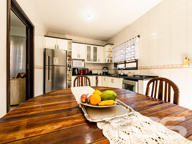 Descubra um refúgio urbano em Joinville, no bairro Petrópolis, onde a praticidade encontra a serenidade e o estilo se une ao conforto. Apresentamos uma residência do tipo sobrado, padronizada com foco em espaços aconchegantes e funcionais, ideal para quem busca uma vida tranquila com todas as comodidades modernas ao alcance. Estuda permuta.

Este imóvel de 126 m² de área construída, sobre um terreno de 330 m², dispõe de três espaçosas garagens, das quais uma é coberta. O projeto aproveita cada metro quadrado para garantir que sua família tenha o espaço que merece. O sobrado conta com três dormitórios, incluindo uma suíte, três banheiros completos, e salas de estar múltiplas que proporcionam ambientes distintos para relaxar e se entreter.

A cozinha gourmet, estrategicamente integrada à área de festa com churrasqueira, promete ser o coração da casa, onde memórias serão criadas entre sabores e sorrisos. Esta área, rica em detalhes como o teto de madeira e paredes vibrantes, é ideal para confraternizações e momentos especiais com amigos e familiares.

Adicionando ao charme da casa, o imóvel é completamente murado e oferece segurança com sistemas de vigilância eletrônica. 

Localizada em uma rua pavimentada, a residência está estrategicamente posicionada para garantir fácil acesso às principais vias da cidade, estando também próxima a escolas, hospitais, transporte público e serviços essenciais, o que reforça a praticidade para o seu dia a dia.

Os amantes de animais ficarão felizes em saber que o imóvel aceita pets, tornando-o o lar perfeito para toda a família. 

Este sobrado não é apenas um imóvel, mas um lar pronto para acolher novas histórias. Convidamos você a descobrir pessoalmente como este lugar pode ser o cenário dos seus próximos capítulos. Visite e sinta-se em casa, onde cada detalhe foi pensado para proporcionar conforto e bem-estar. A 636 Negócios Imobiliários está pronta para ajudá-lo a fazer desta casa o seu novo lar. Venha conhecer e deixe-se encantar!
 
636 NEGÓCIOS IMOBILIÁRIOS: A SUA MELHOR ESCOLHA
Com mais de 30 anos de experiência, a 636 Negócios Imobiliários é sua parceira ideal para encontrar o imóvel perfeito. Estamos prontos para ajudá-lo a fazer deste imóvel o seu novo lar.
 
Telefone: (47) 3451-0636
WhatsApp: (47) 99190-0636
 
Não perca esta oportunidade única. Visite nosso site para mais informações: i636.com.br