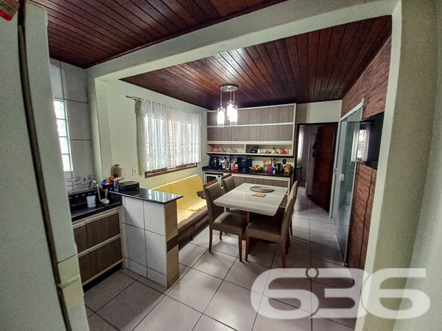 Imóvel à venda - Residência térrea no bairro Boehmerwald, Joinville/SC

Se você busca por um imóvel aconchegante, espaçoso e pronto para morar, essa é a oportunidade perfeita para você! Esta residência térrea, com 135m² de área construída , oferece todo o conforto e qualidade de vida que você e sua família merecem. Localizada em uma rua pavimentada, em um bairro tranquilo de Joinville, a casa está próxima a serviços essenciais, escolas e vias de fácil acesso.

Composição do imóvel:

3 dormitórios bem distribuídos;
2 banheiros;
Sala de estar e jantar integradas, com bastante espaço e iluminação natural, ideal para receber amigos e familiares;
Cozinha com espaço otimizado e acesso direto à área externa;
Área de serviço reservada;
Área de festa com churrasqueira coberta, perfeita para confraternizações nos finais de semana;

2 vagas de garagem cobertas e 2 vagas descobertas, oferecendo comodidade para você e seus visitantes;
Murado e com grades, garantindo segurança e privacidade;

Além disso, a casa conta com espaços muito bem aproveitados, como podemos ver pela área externa, onde há uma charmosa varanda com várias plantas e um ambiente de lazer coberto para desfrutar com a família. A fachada, em tom amarelo vibrante, traz um ar de alegria e destaca-se na vizinhança.

Localização:
O bairro Boehmerwald é conhecido pela tranquilidade e pela proximidade a escolas, transporte público e vias de acesso rápido, tornando o deslocamento para outras regiões da cidade extremamente fácil. Se você busca morar em um local que alia segurança, conforto e acessibilidade, essa casa é ideal para você.

Invista no seu bem-estar!
Essa casa térrea foi projetada pensando no seu conforto e na sua qualidade de vida. Com um terreno espaçoso de mais de 400m², você terá todo o espaço necessário para criar momentos inesquecíveis com a sua família.

Não perca essa oportunidade! Entre em contato com a 636 Negócios Imobiliários e agende já uma visita para conhecer pessoalmente cada detalhe desta linda residência.
 
636 NEGÓCIOS IMOBILIÁRIOS: A SUA MELHOR ESCOLHA
Com mais de 30 anos de experiência, a 636 Negócios Imobiliários é sua parceira ideal para encontrar o imóvel perfeito. Estamos prontos para ajudá-lo a fazer deste imóvel o seu novo lar.
 
Telefone: (47) 3451-0636
WhatsApp: (47) 99190-0636
 
Não perca esta oportunidade única. Visite nosso site para mais informações: i636.com.br