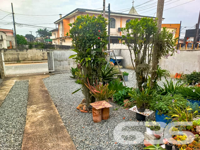 Imóvel à venda - Residência térrea no bairro Boehmerwald, Joinville/SC

Se você busca por um imóvel aconchegante, espaçoso e pronto para morar, essa é a oportunidade perfeita para você! Esta residência térrea, com 135m² de área construída , oferece todo o conforto e qualidade de vida que você e sua família merecem. Localizada em uma rua pavimentada, em um bairro tranquilo de Joinville, a casa está próxima a serviços essenciais, escolas e vias de fácil acesso.

Composição do imóvel:

3 dormitórios bem distribuídos;
2 banheiros;
Sala de estar e jantar integradas, com bastante espaço e iluminação natural, ideal para receber amigos e familiares;
Cozinha com espaço otimizado e acesso direto à área externa;
Área de serviço reservada;
Área de festa com churrasqueira coberta, perfeita para confraternizações nos finais de semana;

2 vagas de garagem cobertas e 2 vagas descobertas, oferecendo comodidade para você e seus visitantes;
Murado e com grades, garantindo segurança e privacidade;

Além disso, a casa conta com espaços muito bem aproveitados, como podemos ver pela área externa, onde há uma charmosa varanda com várias plantas e um ambiente de lazer coberto para desfrutar com a família. A fachada, em tom amarelo vibrante, traz um ar de alegria e destaca-se na vizinhança.

Localização:
O bairro Boehmerwald é conhecido pela tranquilidade e pela proximidade a escolas, transporte público e vias de acesso rápido, tornando o deslocamento para outras regiões da cidade extremamente fácil. Se você busca morar em um local que alia segurança, conforto e acessibilidade, essa casa é ideal para você.

Invista no seu bem-estar!
Essa casa térrea foi projetada pensando no seu conforto e na sua qualidade de vida. Com um terreno espaçoso de mais de 400m², você terá todo o espaço necessário para criar momentos inesquecíveis com a sua família.

Não perca essa oportunidade! Entre em contato com a 636 Negócios Imobiliários e agende já uma visita para conhecer pessoalmente cada detalhe desta linda residência.
 
636 NEGÓCIOS IMOBILIÁRIOS: A SUA MELHOR ESCOLHA
Com mais de 30 anos de experiência, a 636 Negócios Imobiliários é sua parceira ideal para encontrar o imóvel perfeito. Estamos prontos para ajudá-lo a fazer deste imóvel o seu novo lar.
 
Telefone: (47) 3451-0636
WhatsApp: (47) 99190-0636
 
Não perca esta oportunidade única. Visite nosso site para mais informações: i636.com.br