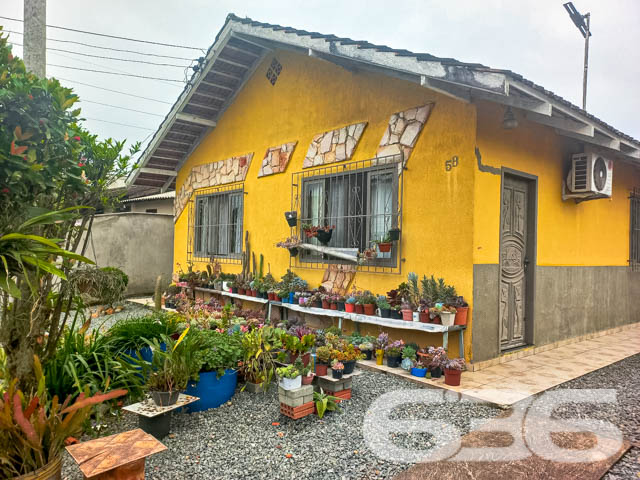 Imóvel à venda - Residência térrea no bairro Boehmerwald, Joinville/SC

Se você busca por um imóvel aconchegante, espaçoso e pronto para morar, essa é a oportunidade perfeita para você! Esta residência térrea, com 135m² de área construída , oferece todo o conforto e qualidade de vida que você e sua família merecem. Localizada em uma rua pavimentada, em um bairro tranquilo de Joinville, a casa está próxima a serviços essenciais, escolas e vias de fácil acesso.

Composição do imóvel:

3 dormitórios bem distribuídos;
2 banheiros;
Sala de estar e jantar integradas, com bastante espaço e iluminação natural, ideal para receber amigos e familiares;
Cozinha com espaço otimizado e acesso direto à área externa;
Área de serviço reservada;
Área de festa com churrasqueira coberta, perfeita para confraternizações nos finais de semana;

2 vagas de garagem cobertas e 2 vagas descobertas, oferecendo comodidade para você e seus visitantes;
Murado e com grades, garantindo segurança e privacidade;

Além disso, a casa conta com espaços muito bem aproveitados, como podemos ver pela área externa, onde há uma charmosa varanda com várias plantas e um ambiente de lazer coberto para desfrutar com a família. A fachada, em tom amarelo vibrante, traz um ar de alegria e destaca-se na vizinhança.

Localização:
O bairro Boehmerwald é conhecido pela tranquilidade e pela proximidade a escolas, transporte público e vias de acesso rápido, tornando o deslocamento para outras regiões da cidade extremamente fácil. Se você busca morar em um local que alia segurança, conforto e acessibilidade, essa casa é ideal para você.

Invista no seu bem-estar!
Essa casa térrea foi projetada pensando no seu conforto e na sua qualidade de vida. Com um terreno espaçoso de mais de 400m², você terá todo o espaço necessário para criar momentos inesquecíveis com a sua família.

Não perca essa oportunidade! Entre em contato com a 636 Negócios Imobiliários e agende já uma visita para conhecer pessoalmente cada detalhe desta linda residência.
 
636 NEGÓCIOS IMOBILIÁRIOS: A SUA MELHOR ESCOLHA
Com mais de 30 anos de experiência, a 636 Negócios Imobiliários é sua parceira ideal para encontrar o imóvel perfeito. Estamos prontos para ajudá-lo a fazer deste imóvel o seu novo lar.
 
Telefone: (47) 3451-0636
WhatsApp: (47) 99190-0636
 
Não perca esta oportunidade única. Visite nosso site para mais informações: i636.com.br