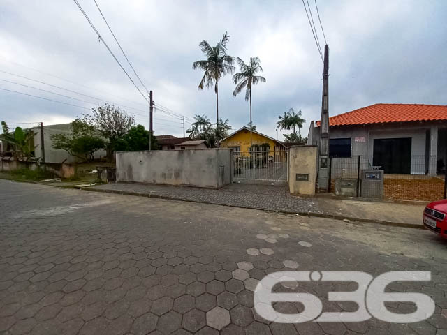 Imóvel à venda - Residência térrea no bairro Boehmerwald, Joinville/SC

Se você busca por um imóvel aconchegante, espaçoso e pronto para morar, essa é a oportunidade perfeita para você! Esta residência térrea, com 135m² de área construída , oferece todo o conforto e qualidade de vida que você e sua família merecem. Localizada em uma rua pavimentada, em um bairro tranquilo de Joinville, a casa está próxima a serviços essenciais, escolas e vias de fácil acesso.

Composição do imóvel:

3 dormitórios bem distribuídos;
2 banheiros;
Sala de estar e jantar integradas, com bastante espaço e iluminação natural, ideal para receber amigos e familiares;
Cozinha com espaço otimizado e acesso direto à área externa;
Área de serviço reservada;
Área de festa com churrasqueira coberta, perfeita para confraternizações nos finais de semana;

2 vagas de garagem cobertas e 2 vagas descobertas, oferecendo comodidade para você e seus visitantes;
Murado e com grades, garantindo segurança e privacidade;

Além disso, a casa conta com espaços muito bem aproveitados, como podemos ver pela área externa, onde há uma charmosa varanda com várias plantas e um ambiente de lazer coberto para desfrutar com a família. A fachada, em tom amarelo vibrante, traz um ar de alegria e destaca-se na vizinhança.

Localização:
O bairro Boehmerwald é conhecido pela tranquilidade e pela proximidade a escolas, transporte público e vias de acesso rápido, tornando o deslocamento para outras regiões da cidade extremamente fácil. Se você busca morar em um local que alia segurança, conforto e acessibilidade, essa casa é ideal para você.

Invista no seu bem-estar!
Essa casa térrea foi projetada pensando no seu conforto e na sua qualidade de vida. Com um terreno espaçoso de mais de 400m², você terá todo o espaço necessário para criar momentos inesquecíveis com a sua família.

Não perca essa oportunidade! Entre em contato com a 636 Negócios Imobiliários e agende já uma visita para conhecer pessoalmente cada detalhe desta linda residência.
 
636 NEGÓCIOS IMOBILIÁRIOS: A SUA MELHOR ESCOLHA
Com mais de 30 anos de experiência, a 636 Negócios Imobiliários é sua parceira ideal para encontrar o imóvel perfeito. Estamos prontos para ajudá-lo a fazer deste imóvel o seu novo lar.
 
Telefone: (47) 3451-0636
WhatsApp: (47) 99190-0636
 
Não perca esta oportunidade única. Visite nosso site para mais informações: i636.com.br