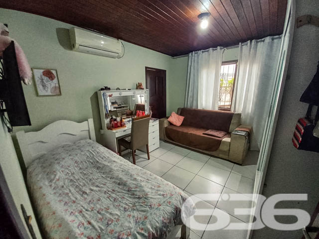 Imóvel à venda - Residência térrea no bairro Boehmerwald, Joinville/SC

Se você busca por um imóvel aconchegante, espaçoso e pronto para morar, essa é a oportunidade perfeita para você! Esta residência térrea, com 135m² de área construída , oferece todo o conforto e qualidade de vida que você e sua família merecem. Localizada em uma rua pavimentada, em um bairro tranquilo de Joinville, a casa está próxima a serviços essenciais, escolas e vias de fácil acesso.

Composição do imóvel:

3 dormitórios bem distribuídos;
2 banheiros;
Sala de estar e jantar integradas, com bastante espaço e iluminação natural, ideal para receber amigos e familiares;
Cozinha com espaço otimizado e acesso direto à área externa;
Área de serviço reservada;
Área de festa com churrasqueira coberta, perfeita para confraternizações nos finais de semana;

2 vagas de garagem cobertas e 2 vagas descobertas, oferecendo comodidade para você e seus visitantes;
Murado e com grades, garantindo segurança e privacidade;

Além disso, a casa conta com espaços muito bem aproveitados, como podemos ver pela área externa, onde há uma charmosa varanda com várias plantas e um ambiente de lazer coberto para desfrutar com a família. A fachada, em tom amarelo vibrante, traz um ar de alegria e destaca-se na vizinhança.

Localização:
O bairro Boehmerwald é conhecido pela tranquilidade e pela proximidade a escolas, transporte público e vias de acesso rápido, tornando o deslocamento para outras regiões da cidade extremamente fácil. Se você busca morar em um local que alia segurança, conforto e acessibilidade, essa casa é ideal para você.

Invista no seu bem-estar!
Essa casa térrea foi projetada pensando no seu conforto e na sua qualidade de vida. Com um terreno espaçoso de mais de 400m², você terá todo o espaço necessário para criar momentos inesquecíveis com a sua família.

Não perca essa oportunidade! Entre em contato com a 636 Negócios Imobiliários e agende já uma visita para conhecer pessoalmente cada detalhe desta linda residência.
 
636 NEGÓCIOS IMOBILIÁRIOS: A SUA MELHOR ESCOLHA
Com mais de 30 anos de experiência, a 636 Negócios Imobiliários é sua parceira ideal para encontrar o imóvel perfeito. Estamos prontos para ajudá-lo a fazer deste imóvel o seu novo lar.
 
Telefone: (47) 3451-0636
WhatsApp: (47) 99190-0636
 
Não perca esta oportunidade única. Visite nosso site para mais informações: i636.com.br
