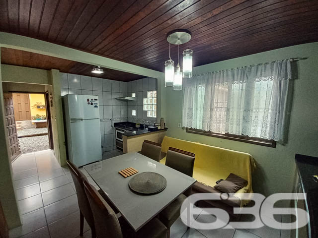Imóvel à venda - Residência térrea no bairro Boehmerwald, Joinville/SC

Se você busca por um imóvel aconchegante, espaçoso e pronto para morar, essa é a oportunidade perfeita para você! Esta residência térrea, com 135m² de área construída , oferece todo o conforto e qualidade de vida que você e sua família merecem. Localizada em uma rua pavimentada, em um bairro tranquilo de Joinville, a casa está próxima a serviços essenciais, escolas e vias de fácil acesso.

Composição do imóvel:

3 dormitórios bem distribuídos;
2 banheiros;
Sala de estar e jantar integradas, com bastante espaço e iluminação natural, ideal para receber amigos e familiares;
Cozinha com espaço otimizado e acesso direto à área externa;
Área de serviço reservada;
Área de festa com churrasqueira coberta, perfeita para confraternizações nos finais de semana;

2 vagas de garagem cobertas e 2 vagas descobertas, oferecendo comodidade para você e seus visitantes;
Murado e com grades, garantindo segurança e privacidade;

Além disso, a casa conta com espaços muito bem aproveitados, como podemos ver pela área externa, onde há uma charmosa varanda com várias plantas e um ambiente de lazer coberto para desfrutar com a família. A fachada, em tom amarelo vibrante, traz um ar de alegria e destaca-se na vizinhança.

Localização:
O bairro Boehmerwald é conhecido pela tranquilidade e pela proximidade a escolas, transporte público e vias de acesso rápido, tornando o deslocamento para outras regiões da cidade extremamente fácil. Se você busca morar em um local que alia segurança, conforto e acessibilidade, essa casa é ideal para você.

Invista no seu bem-estar!
Essa casa térrea foi projetada pensando no seu conforto e na sua qualidade de vida. Com um terreno espaçoso de mais de 400m², você terá todo o espaço necessário para criar momentos inesquecíveis com a sua família.

Não perca essa oportunidade! Entre em contato com a 636 Negócios Imobiliários e agende já uma visita para conhecer pessoalmente cada detalhe desta linda residência.
 
636 NEGÓCIOS IMOBILIÁRIOS: A SUA MELHOR ESCOLHA
Com mais de 30 anos de experiência, a 636 Negócios Imobiliários é sua parceira ideal para encontrar o imóvel perfeito. Estamos prontos para ajudá-lo a fazer deste imóvel o seu novo lar.
 
Telefone: (47) 3451-0636
WhatsApp: (47) 99190-0636
 
Não perca esta oportunidade única. Visite nosso site para mais informações: i636.com.br