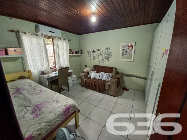 Imóvel à venda - Residência térrea no bairro Boehmerwald, Joinville/SC

Se você busca por um imóvel aconchegante, espaçoso e pronto para morar, essa é a oportunidade perfeita para você! Esta residência térrea, com 135m² de área construída , oferece todo o conforto e qualidade de vida que você e sua família merecem. Localizada em uma rua pavimentada, em um bairro tranquilo de Joinville, a casa está próxima a serviços essenciais, escolas e vias de fácil acesso.

Composição do imóvel:

3 dormitórios bem distribuídos;
2 banheiros;
Sala de estar e jantar integradas, com bastante espaço e iluminação natural, ideal para receber amigos e familiares;
Cozinha com espaço otimizado e acesso direto à área externa;
Área de serviço reservada;
Área de festa com churrasqueira coberta, perfeita para confraternizações nos finais de semana;

2 vagas de garagem cobertas e 2 vagas descobertas, oferecendo comodidade para você e seus visitantes;
Murado e com grades, garantindo segurança e privacidade;

Além disso, a casa conta com espaços muito bem aproveitados, como podemos ver pela área externa, onde há uma charmosa varanda com várias plantas e um ambiente de lazer coberto para desfrutar com a família. A fachada, em tom amarelo vibrante, traz um ar de alegria e destaca-se na vizinhança.

Localização:
O bairro Boehmerwald é conhecido pela tranquilidade e pela proximidade a escolas, transporte público e vias de acesso rápido, tornando o deslocamento para outras regiões da cidade extremamente fácil. Se você busca morar em um local que alia segurança, conforto e acessibilidade, essa casa é ideal para você.

Invista no seu bem-estar!
Essa casa térrea foi projetada pensando no seu conforto e na sua qualidade de vida. Com um terreno espaçoso de mais de 400m², você terá todo o espaço necessário para criar momentos inesquecíveis com a sua família.

Não perca essa oportunidade! Entre em contato com a 636 Negócios Imobiliários e agende já uma visita para conhecer pessoalmente cada detalhe desta linda residência.
 
636 NEGÓCIOS IMOBILIÁRIOS: A SUA MELHOR ESCOLHA
Com mais de 30 anos de experiência, a 636 Negócios Imobiliários é sua parceira ideal para encontrar o imóvel perfeito. Estamos prontos para ajudá-lo a fazer deste imóvel o seu novo lar.
 
Telefone: (47) 3451-0636
WhatsApp: (47) 99190-0636
 
Não perca esta oportunidade única. Visite nosso site para mais informações: i636.com.br