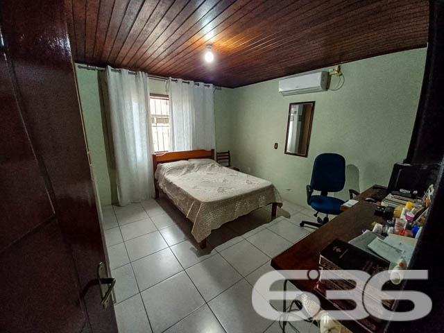 Imóvel à venda - Residência térrea no bairro Boehmerwald, Joinville/SC

Se você busca por um imóvel aconchegante, espaçoso e pronto para morar, essa é a oportunidade perfeita para você! Esta residência térrea, com 135m² de área construída , oferece todo o conforto e qualidade de vida que você e sua família merecem. Localizada em uma rua pavimentada, em um bairro tranquilo de Joinville, a casa está próxima a serviços essenciais, escolas e vias de fácil acesso.

Composição do imóvel:

3 dormitórios bem distribuídos;
2 banheiros;
Sala de estar e jantar integradas, com bastante espaço e iluminação natural, ideal para receber amigos e familiares;
Cozinha com espaço otimizado e acesso direto à área externa;
Área de serviço reservada;
Área de festa com churrasqueira coberta, perfeita para confraternizações nos finais de semana;

2 vagas de garagem cobertas e 2 vagas descobertas, oferecendo comodidade para você e seus visitantes;
Murado e com grades, garantindo segurança e privacidade;

Além disso, a casa conta com espaços muito bem aproveitados, como podemos ver pela área externa, onde há uma charmosa varanda com várias plantas e um ambiente de lazer coberto para desfrutar com a família. A fachada, em tom amarelo vibrante, traz um ar de alegria e destaca-se na vizinhança.

Localização:
O bairro Boehmerwald é conhecido pela tranquilidade e pela proximidade a escolas, transporte público e vias de acesso rápido, tornando o deslocamento para outras regiões da cidade extremamente fácil. Se você busca morar em um local que alia segurança, conforto e acessibilidade, essa casa é ideal para você.

Invista no seu bem-estar!
Essa casa térrea foi projetada pensando no seu conforto e na sua qualidade de vida. Com um terreno espaçoso de mais de 400m², você terá todo o espaço necessário para criar momentos inesquecíveis com a sua família.

Não perca essa oportunidade! Entre em contato com a 636 Negócios Imobiliários e agende já uma visita para conhecer pessoalmente cada detalhe desta linda residência.
 
636 NEGÓCIOS IMOBILIÁRIOS: A SUA MELHOR ESCOLHA
Com mais de 30 anos de experiência, a 636 Negócios Imobiliários é sua parceira ideal para encontrar o imóvel perfeito. Estamos prontos para ajudá-lo a fazer deste imóvel o seu novo lar.
 
Telefone: (47) 3451-0636
WhatsApp: (47) 99190-0636
 
Não perca esta oportunidade única. Visite nosso site para mais informações: i636.com.br