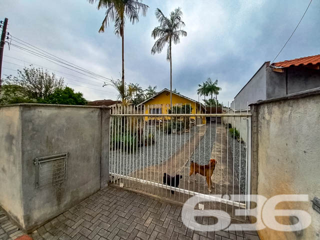 Imóvel à venda - Residência térrea no bairro Boehmerwald, Joinville/SC

Se você busca por um imóvel aconchegante, espaçoso e pronto para morar, essa é a oportunidade perfeita para você! Esta residência térrea, com 135m² de área construída , oferece todo o conforto e qualidade de vida que você e sua família merecem. Localizada em uma rua pavimentada, em um bairro tranquilo de Joinville, a casa está próxima a serviços essenciais, escolas e vias de fácil acesso.

Composição do imóvel:

3 dormitórios bem distribuídos;
2 banheiros;
Sala de estar e jantar integradas, com bastante espaço e iluminação natural, ideal para receber amigos e familiares;
Cozinha com espaço otimizado e acesso direto à área externa;
Área de serviço reservada;
Área de festa com churrasqueira coberta, perfeita para confraternizações nos finais de semana;

2 vagas de garagem cobertas e 2 vagas descobertas, oferecendo comodidade para você e seus visitantes;
Murado e com grades, garantindo segurança e privacidade;

Além disso, a casa conta com espaços muito bem aproveitados, como podemos ver pela área externa, onde há uma charmosa varanda com várias plantas e um ambiente de lazer coberto para desfrutar com a família. A fachada, em tom amarelo vibrante, traz um ar de alegria e destaca-se na vizinhança.

Localização:
O bairro Boehmerwald é conhecido pela tranquilidade e pela proximidade a escolas, transporte público e vias de acesso rápido, tornando o deslocamento para outras regiões da cidade extremamente fácil. Se você busca morar em um local que alia segurança, conforto e acessibilidade, essa casa é ideal para você.

Invista no seu bem-estar!
Essa casa térrea foi projetada pensando no seu conforto e na sua qualidade de vida. Com um terreno espaçoso de mais de 400m², você terá todo o espaço necessário para criar momentos inesquecíveis com a sua família.

Não perca essa oportunidade! Entre em contato com a 636 Negócios Imobiliários e agende já uma visita para conhecer pessoalmente cada detalhe desta linda residência.
 
636 NEGÓCIOS IMOBILIÁRIOS: A SUA MELHOR ESCOLHA
Com mais de 30 anos de experiência, a 636 Negócios Imobiliários é sua parceira ideal para encontrar o imóvel perfeito. Estamos prontos para ajudá-lo a fazer deste imóvel o seu novo lar.
 
Telefone: (47) 3451-0636
WhatsApp: (47) 99190-0636
 
Não perca esta oportunidade única. Visite nosso site para mais informações: i636.com.br