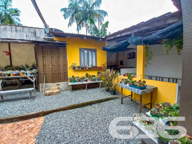 Imóvel à venda - Residência térrea no bairro Boehmerwald, Joinville/SC

Se você busca por um imóvel aconchegante, espaçoso e pronto para morar, essa é a oportunidade perfeita para você! Esta residência térrea, com 135m² de área construída , oferece todo o conforto e qualidade de vida que você e sua família merecem. Localizada em uma rua pavimentada, em um bairro tranquilo de Joinville, a casa está próxima a serviços essenciais, escolas e vias de fácil acesso.

Composição do imóvel:

3 dormitórios bem distribuídos;
2 banheiros;
Sala de estar e jantar integradas, com bastante espaço e iluminação natural, ideal para receber amigos e familiares;
Cozinha com espaço otimizado e acesso direto à área externa;
Área de serviço reservada;
Área de festa com churrasqueira coberta, perfeita para confraternizações nos finais de semana;

2 vagas de garagem cobertas e 2 vagas descobertas, oferecendo comodidade para você e seus visitantes;
Murado e com grades, garantindo segurança e privacidade;

Além disso, a casa conta com espaços muito bem aproveitados, como podemos ver pela área externa, onde há uma charmosa varanda com várias plantas e um ambiente de lazer coberto para desfrutar com a família. A fachada, em tom amarelo vibrante, traz um ar de alegria e destaca-se na vizinhança.

Localização:
O bairro Boehmerwald é conhecido pela tranquilidade e pela proximidade a escolas, transporte público e vias de acesso rápido, tornando o deslocamento para outras regiões da cidade extremamente fácil. Se você busca morar em um local que alia segurança, conforto e acessibilidade, essa casa é ideal para você.

Invista no seu bem-estar!
Essa casa térrea foi projetada pensando no seu conforto e na sua qualidade de vida. Com um terreno espaçoso de mais de 400m², você terá todo o espaço necessário para criar momentos inesquecíveis com a sua família.

Não perca essa oportunidade! Entre em contato com a 636 Negócios Imobiliários e agende já uma visita para conhecer pessoalmente cada detalhe desta linda residência.
 
636 NEGÓCIOS IMOBILIÁRIOS: A SUA MELHOR ESCOLHA
Com mais de 30 anos de experiência, a 636 Negócios Imobiliários é sua parceira ideal para encontrar o imóvel perfeito. Estamos prontos para ajudá-lo a fazer deste imóvel o seu novo lar.
 
Telefone: (47) 3451-0636
WhatsApp: (47) 99190-0636
 
Não perca esta oportunidade única. Visite nosso site para mais informações: i636.com.br