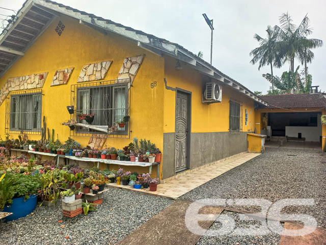 Imóvel à venda - Residência térrea no bairro Boehmerwald, Joinville/SC

Se você busca por um imóvel aconchegante, espaçoso e pronto para morar, essa é a oportunidade perfeita para você! Esta residência térrea, com 135m² de área construída , oferece todo o conforto e qualidade de vida que você e sua família merecem. Localizada em uma rua pavimentada, em um bairro tranquilo de Joinville, a casa está próxima a serviços essenciais, escolas e vias de fácil acesso.

Composição do imóvel:

3 dormitórios bem distribuídos;
2 banheiros;
Sala de estar e jantar integradas, com bastante espaço e iluminação natural, ideal para receber amigos e familiares;
Cozinha com espaço otimizado e acesso direto à área externa;
Área de serviço reservada;
Área de festa com churrasqueira coberta, perfeita para confraternizações nos finais de semana;

2 vagas de garagem cobertas e 2 vagas descobertas, oferecendo comodidade para você e seus visitantes;
Murado e com grades, garantindo segurança e privacidade;

Além disso, a casa conta com espaços muito bem aproveitados, como podemos ver pela área externa, onde há uma charmosa varanda com várias plantas e um ambiente de lazer coberto para desfrutar com a família. A fachada, em tom amarelo vibrante, traz um ar de alegria e destaca-se na vizinhança.

Localização:
O bairro Boehmerwald é conhecido pela tranquilidade e pela proximidade a escolas, transporte público e vias de acesso rápido, tornando o deslocamento para outras regiões da cidade extremamente fácil. Se você busca morar em um local que alia segurança, conforto e acessibilidade, essa casa é ideal para você.

Invista no seu bem-estar!
Essa casa térrea foi projetada pensando no seu conforto e na sua qualidade de vida. Com um terreno espaçoso de mais de 400m², você terá todo o espaço necessário para criar momentos inesquecíveis com a sua família.

Não perca essa oportunidade! Entre em contato com a 636 Negócios Imobiliários e agende já uma visita para conhecer pessoalmente cada detalhe desta linda residência.
 
636 NEGÓCIOS IMOBILIÁRIOS: A SUA MELHOR ESCOLHA
Com mais de 30 anos de experiência, a 636 Negócios Imobiliários é sua parceira ideal para encontrar o imóvel perfeito. Estamos prontos para ajudá-lo a fazer deste imóvel o seu novo lar.
 
Telefone: (47) 3451-0636
WhatsApp: (47) 99190-0636
 
Não perca esta oportunidade única. Visite nosso site para mais informações: i636.com.br