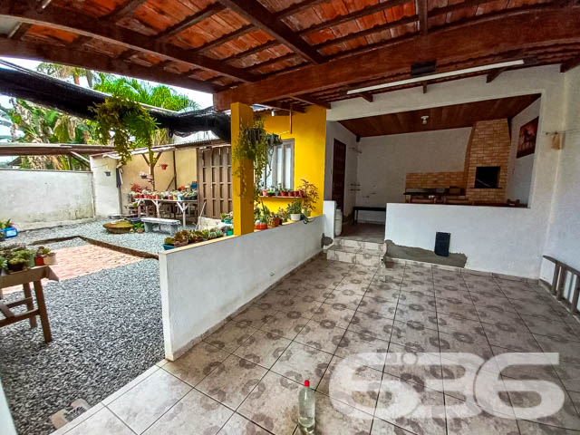 Imóvel à venda - Residência térrea no bairro Boehmerwald, Joinville/SC

Se você busca por um imóvel aconchegante, espaçoso e pronto para morar, essa é a oportunidade perfeita para você! Esta residência térrea, com 135m² de área construída , oferece todo o conforto e qualidade de vida que você e sua família merecem. Localizada em uma rua pavimentada, em um bairro tranquilo de Joinville, a casa está próxima a serviços essenciais, escolas e vias de fácil acesso.

Composição do imóvel:

3 dormitórios bem distribuídos;
2 banheiros;
Sala de estar e jantar integradas, com bastante espaço e iluminação natural, ideal para receber amigos e familiares;
Cozinha com espaço otimizado e acesso direto à área externa;
Área de serviço reservada;
Área de festa com churrasqueira coberta, perfeita para confraternizações nos finais de semana;

2 vagas de garagem cobertas e 2 vagas descobertas, oferecendo comodidade para você e seus visitantes;
Murado e com grades, garantindo segurança e privacidade;

Além disso, a casa conta com espaços muito bem aproveitados, como podemos ver pela área externa, onde há uma charmosa varanda com várias plantas e um ambiente de lazer coberto para desfrutar com a família. A fachada, em tom amarelo vibrante, traz um ar de alegria e destaca-se na vizinhança.

Localização:
O bairro Boehmerwald é conhecido pela tranquilidade e pela proximidade a escolas, transporte público e vias de acesso rápido, tornando o deslocamento para outras regiões da cidade extremamente fácil. Se você busca morar em um local que alia segurança, conforto e acessibilidade, essa casa é ideal para você.

Invista no seu bem-estar!
Essa casa térrea foi projetada pensando no seu conforto e na sua qualidade de vida. Com um terreno espaçoso de mais de 400m², você terá todo o espaço necessário para criar momentos inesquecíveis com a sua família.

Não perca essa oportunidade! Entre em contato com a 636 Negócios Imobiliários e agende já uma visita para conhecer pessoalmente cada detalhe desta linda residência.
 
636 NEGÓCIOS IMOBILIÁRIOS: A SUA MELHOR ESCOLHA
Com mais de 30 anos de experiência, a 636 Negócios Imobiliários é sua parceira ideal para encontrar o imóvel perfeito. Estamos prontos para ajudá-lo a fazer deste imóvel o seu novo lar.
 
Telefone: (47) 3451-0636
WhatsApp: (47) 99190-0636
 
Não perca esta oportunidade única. Visite nosso site para mais informações: i636.com.br