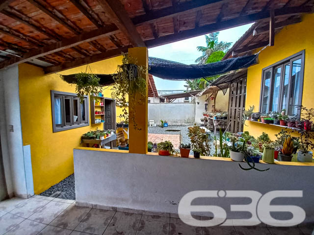 Imóvel à venda - Residência térrea no bairro Boehmerwald, Joinville/SC

Se você busca por um imóvel aconchegante, espaçoso e pronto para morar, essa é a oportunidade perfeita para você! Esta residência térrea, com 135m² de área construída , oferece todo o conforto e qualidade de vida que você e sua família merecem. Localizada em uma rua pavimentada, em um bairro tranquilo de Joinville, a casa está próxima a serviços essenciais, escolas e vias de fácil acesso.

Composição do imóvel:

3 dormitórios bem distribuídos;
2 banheiros;
Sala de estar e jantar integradas, com bastante espaço e iluminação natural, ideal para receber amigos e familiares;
Cozinha com espaço otimizado e acesso direto à área externa;
Área de serviço reservada;
Área de festa com churrasqueira coberta, perfeita para confraternizações nos finais de semana;

2 vagas de garagem cobertas e 2 vagas descobertas, oferecendo comodidade para você e seus visitantes;
Murado e com grades, garantindo segurança e privacidade;

Além disso, a casa conta com espaços muito bem aproveitados, como podemos ver pela área externa, onde há uma charmosa varanda com várias plantas e um ambiente de lazer coberto para desfrutar com a família. A fachada, em tom amarelo vibrante, traz um ar de alegria e destaca-se na vizinhança.

Localização:
O bairro Boehmerwald é conhecido pela tranquilidade e pela proximidade a escolas, transporte público e vias de acesso rápido, tornando o deslocamento para outras regiões da cidade extremamente fácil. Se você busca morar em um local que alia segurança, conforto e acessibilidade, essa casa é ideal para você.

Invista no seu bem-estar!
Essa casa térrea foi projetada pensando no seu conforto e na sua qualidade de vida. Com um terreno espaçoso de mais de 400m², você terá todo o espaço necessário para criar momentos inesquecíveis com a sua família.

Não perca essa oportunidade! Entre em contato com a 636 Negócios Imobiliários e agende já uma visita para conhecer pessoalmente cada detalhe desta linda residência.
 
636 NEGÓCIOS IMOBILIÁRIOS: A SUA MELHOR ESCOLHA
Com mais de 30 anos de experiência, a 636 Negócios Imobiliários é sua parceira ideal para encontrar o imóvel perfeito. Estamos prontos para ajudá-lo a fazer deste imóvel o seu novo lar.
 
Telefone: (47) 3451-0636
WhatsApp: (47) 99190-0636
 
Não perca esta oportunidade única. Visite nosso site para mais informações: i636.com.br