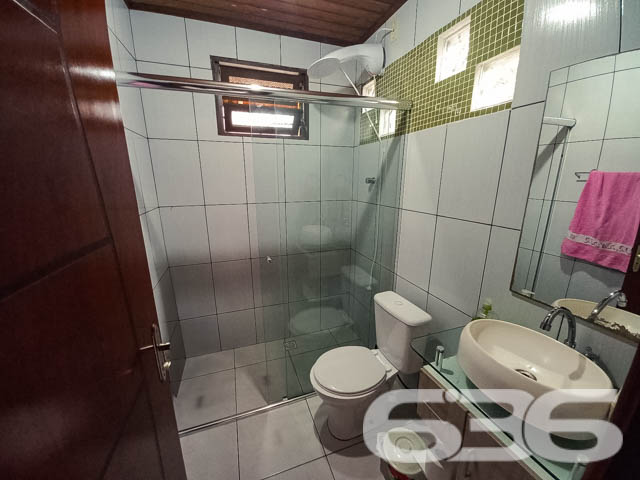 Imóvel à venda - Residência térrea no bairro Boehmerwald, Joinville/SC

Se você busca por um imóvel aconchegante, espaçoso e pronto para morar, essa é a oportunidade perfeita para você! Esta residência térrea, com 135m² de área construída , oferece todo o conforto e qualidade de vida que você e sua família merecem. Localizada em uma rua pavimentada, em um bairro tranquilo de Joinville, a casa está próxima a serviços essenciais, escolas e vias de fácil acesso.

Composição do imóvel:

3 dormitórios bem distribuídos;
2 banheiros;
Sala de estar e jantar integradas, com bastante espaço e iluminação natural, ideal para receber amigos e familiares;
Cozinha com espaço otimizado e acesso direto à área externa;
Área de serviço reservada;
Área de festa com churrasqueira coberta, perfeita para confraternizações nos finais de semana;

2 vagas de garagem cobertas e 2 vagas descobertas, oferecendo comodidade para você e seus visitantes;
Murado e com grades, garantindo segurança e privacidade;

Além disso, a casa conta com espaços muito bem aproveitados, como podemos ver pela área externa, onde há uma charmosa varanda com várias plantas e um ambiente de lazer coberto para desfrutar com a família. A fachada, em tom amarelo vibrante, traz um ar de alegria e destaca-se na vizinhança.

Localização:
O bairro Boehmerwald é conhecido pela tranquilidade e pela proximidade a escolas, transporte público e vias de acesso rápido, tornando o deslocamento para outras regiões da cidade extremamente fácil. Se você busca morar em um local que alia segurança, conforto e acessibilidade, essa casa é ideal para você.

Invista no seu bem-estar!
Essa casa térrea foi projetada pensando no seu conforto e na sua qualidade de vida. Com um terreno espaçoso de mais de 400m², você terá todo o espaço necessário para criar momentos inesquecíveis com a sua família.

Não perca essa oportunidade! Entre em contato com a 636 Negócios Imobiliários e agende já uma visita para conhecer pessoalmente cada detalhe desta linda residência.
 
636 NEGÓCIOS IMOBILIÁRIOS: A SUA MELHOR ESCOLHA
Com mais de 30 anos de experiência, a 636 Negócios Imobiliários é sua parceira ideal para encontrar o imóvel perfeito. Estamos prontos para ajudá-lo a fazer deste imóvel o seu novo lar.
 
Telefone: (47) 3451-0636
WhatsApp: (47) 99190-0636
 
Não perca esta oportunidade única. Visite nosso site para mais informações: i636.com.br