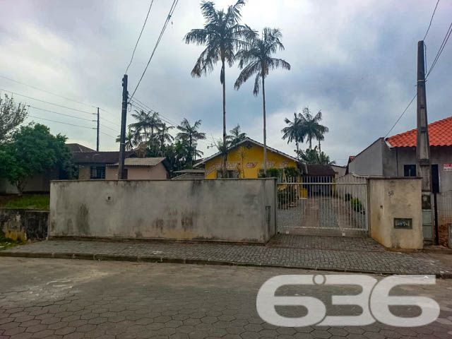 Imóvel à venda - Residência térrea no bairro Boehmerwald, Joinville/SC

Se você busca por um imóvel aconchegante, espaçoso e pronto para morar, essa é a oportunidade perfeita para você! Esta residência térrea, com 135m² de área construída , oferece todo o conforto e qualidade de vida que você e sua família merecem. Localizada em uma rua pavimentada, em um bairro tranquilo de Joinville, a casa está próxima a serviços essenciais, escolas e vias de fácil acesso.

Composição do imóvel:

3 dormitórios bem distribuídos;
2 banheiros;
Sala de estar e jantar integradas, com bastante espaço e iluminação natural, ideal para receber amigos e familiares;
Cozinha com espaço otimizado e acesso direto à área externa;
Área de serviço reservada;
Área de festa com churrasqueira coberta, perfeita para confraternizações nos finais de semana;

2 vagas de garagem cobertas e 2 vagas descobertas, oferecendo comodidade para você e seus visitantes;
Murado e com grades, garantindo segurança e privacidade;

Além disso, a casa conta com espaços muito bem aproveitados, como podemos ver pela área externa, onde há uma charmosa varanda com várias plantas e um ambiente de lazer coberto para desfrutar com a família. A fachada, em tom amarelo vibrante, traz um ar de alegria e destaca-se na vizinhança.

Localização:
O bairro Boehmerwald é conhecido pela tranquilidade e pela proximidade a escolas, transporte público e vias de acesso rápido, tornando o deslocamento para outras regiões da cidade extremamente fácil. Se você busca morar em um local que alia segurança, conforto e acessibilidade, essa casa é ideal para você.

Invista no seu bem-estar!
Essa casa térrea foi projetada pensando no seu conforto e na sua qualidade de vida. Com um terreno espaçoso de mais de 400m², você terá todo o espaço necessário para criar momentos inesquecíveis com a sua família.

Não perca essa oportunidade! Entre em contato com a 636 Negócios Imobiliários e agende já uma visita para conhecer pessoalmente cada detalhe desta linda residência.
 
636 NEGÓCIOS IMOBILIÁRIOS: A SUA MELHOR ESCOLHA
Com mais de 30 anos de experiência, a 636 Negócios Imobiliários é sua parceira ideal para encontrar o imóvel perfeito. Estamos prontos para ajudá-lo a fazer deste imóvel o seu novo lar.
 
Telefone: (47) 3451-0636
WhatsApp: (47) 99190-0636
 
Não perca esta oportunidade única. Visite nosso site para mais informações: i636.com.br