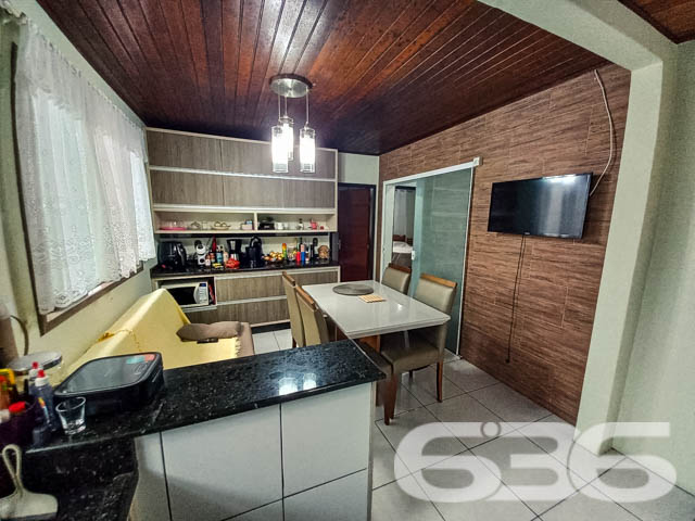 Imóvel à venda - Residência térrea no bairro Boehmerwald, Joinville/SC

Se você busca por um imóvel aconchegante, espaçoso e pronto para morar, essa é a oportunidade perfeita para você! Esta residência térrea, com 135m² de área construída , oferece todo o conforto e qualidade de vida que você e sua família merecem. Localizada em uma rua pavimentada, em um bairro tranquilo de Joinville, a casa está próxima a serviços essenciais, escolas e vias de fácil acesso.

Composição do imóvel:

3 dormitórios bem distribuídos;
2 banheiros;
Sala de estar e jantar integradas, com bastante espaço e iluminação natural, ideal para receber amigos e familiares;
Cozinha com espaço otimizado e acesso direto à área externa;
Área de serviço reservada;
Área de festa com churrasqueira coberta, perfeita para confraternizações nos finais de semana;

2 vagas de garagem cobertas e 2 vagas descobertas, oferecendo comodidade para você e seus visitantes;
Murado e com grades, garantindo segurança e privacidade;

Além disso, a casa conta com espaços muito bem aproveitados, como podemos ver pela área externa, onde há uma charmosa varanda com várias plantas e um ambiente de lazer coberto para desfrutar com a família. A fachada, em tom amarelo vibrante, traz um ar de alegria e destaca-se na vizinhança.

Localização:
O bairro Boehmerwald é conhecido pela tranquilidade e pela proximidade a escolas, transporte público e vias de acesso rápido, tornando o deslocamento para outras regiões da cidade extremamente fácil. Se você busca morar em um local que alia segurança, conforto e acessibilidade, essa casa é ideal para você.

Invista no seu bem-estar!
Essa casa térrea foi projetada pensando no seu conforto e na sua qualidade de vida. Com um terreno espaçoso de mais de 400m², você terá todo o espaço necessário para criar momentos inesquecíveis com a sua família.

Não perca essa oportunidade! Entre em contato com a 636 Negócios Imobiliários e agende já uma visita para conhecer pessoalmente cada detalhe desta linda residência.
 
636 NEGÓCIOS IMOBILIÁRIOS: A SUA MELHOR ESCOLHA
Com mais de 30 anos de experiência, a 636 Negócios Imobiliários é sua parceira ideal para encontrar o imóvel perfeito. Estamos prontos para ajudá-lo a fazer deste imóvel o seu novo lar.
 
Telefone: (47) 3451-0636
WhatsApp: (47) 99190-0636
 
Não perca esta oportunidade única. Visite nosso site para mais informações: i636.com.br