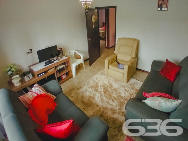 RESIDÊNCIA COM 2 QUARTOS + SUÍTE NO BAIRRO BOEHMERWALD - ESTUDA PERMUTA
Excelente oportunidade de imóvel de uso residencial. Nesse terreno com 432 metros quadrados estão edificados dois imóveis, com ótimo padrão de construção, boa pintura e bons acabamentos.
O primeiro imóvel possui 75 m² e sua composição conta com cômodos amplos e bem arejados, sendo 2 quartos, cozinha e sala integradas em conceito aberto, banheiro social e sala de jogos.
O segundo imóvel contém 40 m² e dispõe de cômodos confortáveis e com boa entrada de luz, proporcionando uma atmosfera agradável no ambiente. Sua composição conta com sala e cozinha integradas, banheiro e suíte.
Local totalmente murado e seguro, com terreno na parte externa da casa, para você fazer uma bela área de lazer e se preferir, pode incluir no imóvel uma linda piscina.
Contendo ainda 3 vagas de garagem, sendo 2 vagas cobertas.
Situada no bairro Boehmerwald, com ótima localização na zona sul de Joinville, próximo de vários estabelecimentos e serviços de grande utilidade para o seu dia a dia, com fácil acesso às principais vias da região, há cerca de 20 minutos do centro da cidade.
Consulte um de nossos corretores e saiba mais sobre esse vantajoso imóvel, quem sabe não seja o seu novo lar.
Fale conosco:
Telefone: 47 3451-0636
WhatsApp: 47 99190-0636
Imobiliária 636.