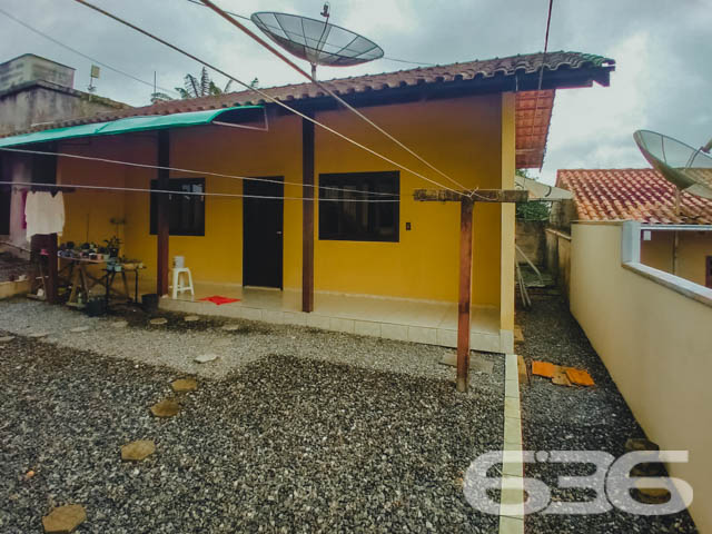 RESIDÊNCIA COM 2 QUARTOS + SUÍTE NO BAIRRO BOEHMERWALD - ESTUDA PERMUTA
Excelente oportunidade de imóvel de uso residencial. Nesse terreno com 432 metros quadrados estão edificados dois imóveis, com ótimo padrão de construção, boa pintura e bons acabamentos.
O primeiro imóvel possui 75 m² e sua composição conta com cômodos amplos e bem arejados, sendo 2 quartos, cozinha e sala integradas em conceito aberto, banheiro social e sala de jogos.
O segundo imóvel contém 40 m² e dispõe de cômodos confortáveis e com boa entrada de luz, proporcionando uma atmosfera agradável no ambiente. Sua composição conta com sala e cozinha integradas, banheiro e suíte.
Local totalmente murado e seguro, com terreno na parte externa da casa, para você fazer uma bela área de lazer e se preferir, pode incluir no imóvel uma linda piscina.
Contendo ainda 3 vagas de garagem, sendo 2 vagas cobertas.
Situada no bairro Boehmerwald, com ótima localização na zona sul de Joinville, próximo de vários estabelecimentos e serviços de grande utilidade para o seu dia a dia, com fácil acesso às principais vias da região, há cerca de 20 minutos do centro da cidade.
Consulte um de nossos corretores e saiba mais sobre esse vantajoso imóvel, quem sabe não seja o seu novo lar.
Fale conosco:
Telefone: 47 3451-0636
WhatsApp: 47 99190-0636
Imobiliária 636.