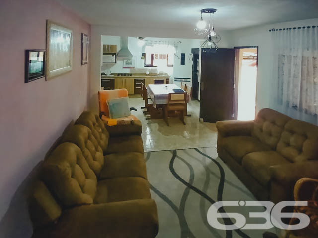 RESIDÊNCIA COM 2 QUARTOS + SUÍTE NO BAIRRO BOEHMERWALD - ESTUDA PERMUTA
Excelente oportunidade de imóvel de uso residencial. Nesse terreno com 432 metros quadrados estão edificados dois imóveis, com ótimo padrão de construção, boa pintura e bons acabamentos.
O primeiro imóvel possui 75 m² e sua composição conta com cômodos amplos e bem arejados, sendo 2 quartos, cozinha e sala integradas em conceito aberto, banheiro social e sala de jogos.
O segundo imóvel contém 40 m² e dispõe de cômodos confortáveis e com boa entrada de luz, proporcionando uma atmosfera agradável no ambiente. Sua composição conta com sala e cozinha integradas, banheiro e suíte.
Local totalmente murado e seguro, com terreno na parte externa da casa, para você fazer uma bela área de lazer e se preferir, pode incluir no imóvel uma linda piscina.
Contendo ainda 3 vagas de garagem, sendo 2 vagas cobertas.
Situada no bairro Boehmerwald, com ótima localização na zona sul de Joinville, próximo de vários estabelecimentos e serviços de grande utilidade para o seu dia a dia, com fácil acesso às principais vias da região, há cerca de 20 minutos do centro da cidade.
Consulte um de nossos corretores e saiba mais sobre esse vantajoso imóvel, quem sabe não seja o seu novo lar.
Fale conosco:
Telefone: 47 3451-0636
WhatsApp: 47 99190-0636
Imobiliária 636.