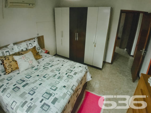 RESIDÊNCIA COM 2 QUARTOS + SUÍTE NO BAIRRO BOEHMERWALD - ESTUDA PERMUTA
Excelente oportunidade de imóvel de uso residencial. Nesse terreno com 432 metros quadrados estão edificados dois imóveis, com ótimo padrão de construção, boa pintura e bons acabamentos.
O primeiro imóvel possui 75 m² e sua composição conta com cômodos amplos e bem arejados, sendo 2 quartos, cozinha e sala integradas em conceito aberto, banheiro social e sala de jogos.
O segundo imóvel contém 40 m² e dispõe de cômodos confortáveis e com boa entrada de luz, proporcionando uma atmosfera agradável no ambiente. Sua composição conta com sala e cozinha integradas, banheiro e suíte.
Local totalmente murado e seguro, com terreno na parte externa da casa, para você fazer uma bela área de lazer e se preferir, pode incluir no imóvel uma linda piscina.
Contendo ainda 3 vagas de garagem, sendo 2 vagas cobertas.
Situada no bairro Boehmerwald, com ótima localização na zona sul de Joinville, próximo de vários estabelecimentos e serviços de grande utilidade para o seu dia a dia, com fácil acesso às principais vias da região, há cerca de 20 minutos do centro da cidade.
Consulte um de nossos corretores e saiba mais sobre esse vantajoso imóvel, quem sabe não seja o seu novo lar.
Fale conosco:
Telefone: 47 3451-0636
WhatsApp: 47 99190-0636
Imobiliária 636.