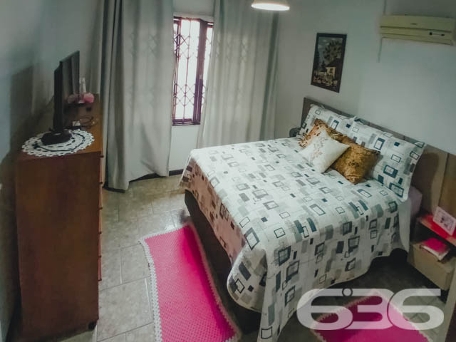 RESIDÊNCIA COM 2 QUARTOS + SUÍTE NO BAIRRO BOEHMERWALD - ESTUDA PERMUTA
Excelente oportunidade de imóvel de uso residencial. Nesse terreno com 432 metros quadrados estão edificados dois imóveis, com ótimo padrão de construção, boa pintura e bons acabamentos.
O primeiro imóvel possui 75 m² e sua composição conta com cômodos amplos e bem arejados, sendo 2 quartos, cozinha e sala integradas em conceito aberto, banheiro social e sala de jogos.
O segundo imóvel contém 40 m² e dispõe de cômodos confortáveis e com boa entrada de luz, proporcionando uma atmosfera agradável no ambiente. Sua composição conta com sala e cozinha integradas, banheiro e suíte.
Local totalmente murado e seguro, com terreno na parte externa da casa, para você fazer uma bela área de lazer e se preferir, pode incluir no imóvel uma linda piscina.
Contendo ainda 3 vagas de garagem, sendo 2 vagas cobertas.
Situada no bairro Boehmerwald, com ótima localização na zona sul de Joinville, próximo de vários estabelecimentos e serviços de grande utilidade para o seu dia a dia, com fácil acesso às principais vias da região, há cerca de 20 minutos do centro da cidade.
Consulte um de nossos corretores e saiba mais sobre esse vantajoso imóvel, quem sabe não seja o seu novo lar.
Fale conosco:
Telefone: 47 3451-0636
WhatsApp: 47 99190-0636
Imobiliária 636.
