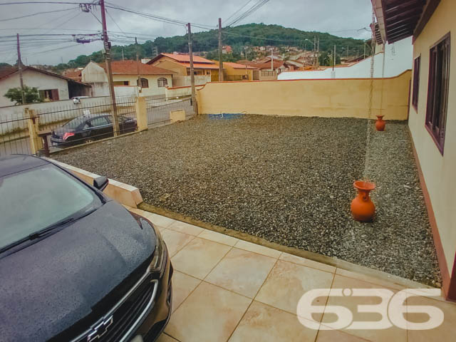 RESIDÊNCIA COM 2 QUARTOS + SUÍTE NO BAIRRO BOEHMERWALD - ESTUDA PERMUTA
Excelente oportunidade de imóvel de uso residencial. Nesse terreno com 432 metros quadrados estão edificados dois imóveis, com ótimo padrão de construção, boa pintura e bons acabamentos.
O primeiro imóvel possui 75 m² e sua composição conta com cômodos amplos e bem arejados, sendo 2 quartos, cozinha e sala integradas em conceito aberto, banheiro social e sala de jogos.
O segundo imóvel contém 40 m² e dispõe de cômodos confortáveis e com boa entrada de luz, proporcionando uma atmosfera agradável no ambiente. Sua composição conta com sala e cozinha integradas, banheiro e suíte.
Local totalmente murado e seguro, com terreno na parte externa da casa, para você fazer uma bela área de lazer e se preferir, pode incluir no imóvel uma linda piscina.
Contendo ainda 3 vagas de garagem, sendo 2 vagas cobertas.
Situada no bairro Boehmerwald, com ótima localização na zona sul de Joinville, próximo de vários estabelecimentos e serviços de grande utilidade para o seu dia a dia, com fácil acesso às principais vias da região, há cerca de 20 minutos do centro da cidade.
Consulte um de nossos corretores e saiba mais sobre esse vantajoso imóvel, quem sabe não seja o seu novo lar.
Fale conosco:
Telefone: 47 3451-0636
WhatsApp: 47 99190-0636
Imobiliária 636.