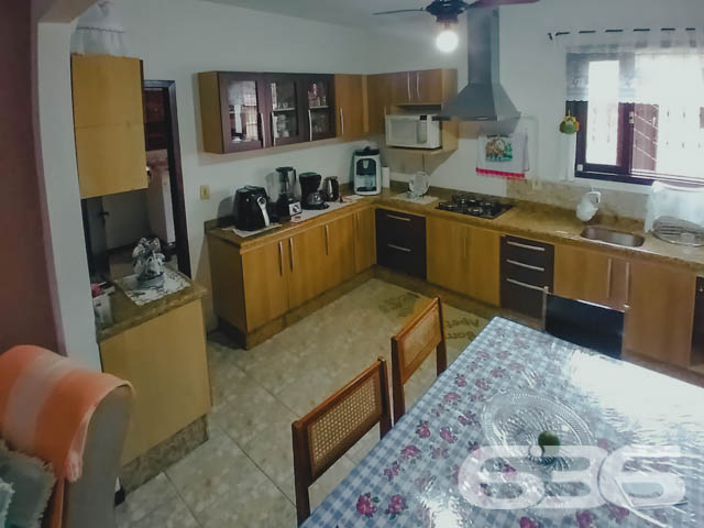 RESIDÊNCIA COM 2 QUARTOS + SUÍTE NO BAIRRO BOEHMERWALD - ESTUDA PERMUTA
Excelente oportunidade de imóvel de uso residencial. Nesse terreno com 432 metros quadrados estão edificados dois imóveis, com ótimo padrão de construção, boa pintura e bons acabamentos.
O primeiro imóvel possui 75 m² e sua composição conta com cômodos amplos e bem arejados, sendo 2 quartos, cozinha e sala integradas em conceito aberto, banheiro social e sala de jogos.
O segundo imóvel contém 40 m² e dispõe de cômodos confortáveis e com boa entrada de luz, proporcionando uma atmosfera agradável no ambiente. Sua composição conta com sala e cozinha integradas, banheiro e suíte.
Local totalmente murado e seguro, com terreno na parte externa da casa, para você fazer uma bela área de lazer e se preferir, pode incluir no imóvel uma linda piscina.
Contendo ainda 3 vagas de garagem, sendo 2 vagas cobertas.
Situada no bairro Boehmerwald, com ótima localização na zona sul de Joinville, próximo de vários estabelecimentos e serviços de grande utilidade para o seu dia a dia, com fácil acesso às principais vias da região, há cerca de 20 minutos do centro da cidade.
Consulte um de nossos corretores e saiba mais sobre esse vantajoso imóvel, quem sabe não seja o seu novo lar.
Fale conosco:
Telefone: 47 3451-0636
WhatsApp: 47 99190-0636
Imobiliária 636.