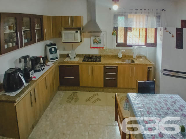 RESIDÊNCIA COM 2 QUARTOS + SUÍTE NO BAIRRO BOEHMERWALD - ESTUDA PERMUTA
Excelente oportunidade de imóvel de uso residencial. Nesse terreno com 432 metros quadrados estão edificados dois imóveis, com ótimo padrão de construção, boa pintura e bons acabamentos.
O primeiro imóvel possui 75 m² e sua composição conta com cômodos amplos e bem arejados, sendo 2 quartos, cozinha e sala integradas em conceito aberto, banheiro social e sala de jogos.
O segundo imóvel contém 40 m² e dispõe de cômodos confortáveis e com boa entrada de luz, proporcionando uma atmosfera agradável no ambiente. Sua composição conta com sala e cozinha integradas, banheiro e suíte.
Local totalmente murado e seguro, com terreno na parte externa da casa, para você fazer uma bela área de lazer e se preferir, pode incluir no imóvel uma linda piscina.
Contendo ainda 3 vagas de garagem, sendo 2 vagas cobertas.
Situada no bairro Boehmerwald, com ótima localização na zona sul de Joinville, próximo de vários estabelecimentos e serviços de grande utilidade para o seu dia a dia, com fácil acesso às principais vias da região, há cerca de 20 minutos do centro da cidade.
Consulte um de nossos corretores e saiba mais sobre esse vantajoso imóvel, quem sabe não seja o seu novo lar.
Fale conosco:
Telefone: 47 3451-0636
WhatsApp: 47 99190-0636
Imobiliária 636.