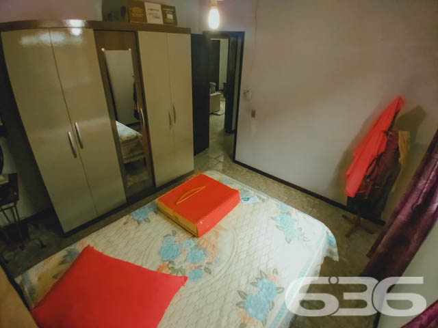 RESIDÊNCIA COM 2 QUARTOS + SUÍTE NO BAIRRO BOEHMERWALD - ESTUDA PERMUTA
Excelente oportunidade de imóvel de uso residencial. Nesse terreno com 432 metros quadrados estão edificados dois imóveis, com ótimo padrão de construção, boa pintura e bons acabamentos.
O primeiro imóvel possui 75 m² e sua composição conta com cômodos amplos e bem arejados, sendo 2 quartos, cozinha e sala integradas em conceito aberto, banheiro social e sala de jogos.
O segundo imóvel contém 40 m² e dispõe de cômodos confortáveis e com boa entrada de luz, proporcionando uma atmosfera agradável no ambiente. Sua composição conta com sala e cozinha integradas, banheiro e suíte.
Local totalmente murado e seguro, com terreno na parte externa da casa, para você fazer uma bela área de lazer e se preferir, pode incluir no imóvel uma linda piscina.
Contendo ainda 3 vagas de garagem, sendo 2 vagas cobertas.
Situada no bairro Boehmerwald, com ótima localização na zona sul de Joinville, próximo de vários estabelecimentos e serviços de grande utilidade para o seu dia a dia, com fácil acesso às principais vias da região, há cerca de 20 minutos do centro da cidade.
Consulte um de nossos corretores e saiba mais sobre esse vantajoso imóvel, quem sabe não seja o seu novo lar.
Fale conosco:
Telefone: 47 3451-0636
WhatsApp: 47 99190-0636
Imobiliária 636.