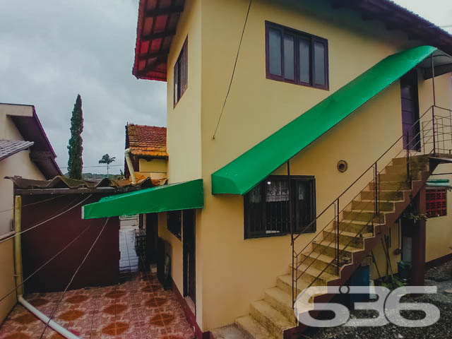RESIDÊNCIA COM 2 QUARTOS + SUÍTE NO BAIRRO BOEHMERWALD - ESTUDA PERMUTA
Excelente oportunidade de imóvel de uso residencial. Nesse terreno com 432 metros quadrados estão edificados dois imóveis, com ótimo padrão de construção, boa pintura e bons acabamentos.
O primeiro imóvel possui 75 m² e sua composição conta com cômodos amplos e bem arejados, sendo 2 quartos, cozinha e sala integradas em conceito aberto, banheiro social e sala de jogos.
O segundo imóvel contém 40 m² e dispõe de cômodos confortáveis e com boa entrada de luz, proporcionando uma atmosfera agradável no ambiente. Sua composição conta com sala e cozinha integradas, banheiro e suíte.
Local totalmente murado e seguro, com terreno na parte externa da casa, para você fazer uma bela área de lazer e se preferir, pode incluir no imóvel uma linda piscina.
Contendo ainda 3 vagas de garagem, sendo 2 vagas cobertas.
Situada no bairro Boehmerwald, com ótima localização na zona sul de Joinville, próximo de vários estabelecimentos e serviços de grande utilidade para o seu dia a dia, com fácil acesso às principais vias da região, há cerca de 20 minutos do centro da cidade.
Consulte um de nossos corretores e saiba mais sobre esse vantajoso imóvel, quem sabe não seja o seu novo lar.
Fale conosco:
Telefone: 47 3451-0636
WhatsApp: 47 99190-0636
Imobiliária 636.