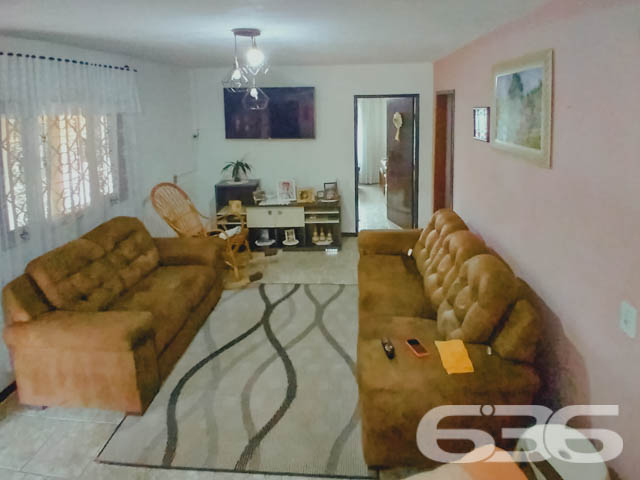 RESIDÊNCIA COM 2 QUARTOS + SUÍTE NO BAIRRO BOEHMERWALD - ESTUDA PERMUTA
Excelente oportunidade de imóvel de uso residencial. Nesse terreno com 432 metros quadrados estão edificados dois imóveis, com ótimo padrão de construção, boa pintura e bons acabamentos.
O primeiro imóvel possui 75 m² e sua composição conta com cômodos amplos e bem arejados, sendo 2 quartos, cozinha e sala integradas em conceito aberto, banheiro social e sala de jogos.
O segundo imóvel contém 40 m² e dispõe de cômodos confortáveis e com boa entrada de luz, proporcionando uma atmosfera agradável no ambiente. Sua composição conta com sala e cozinha integradas, banheiro e suíte.
Local totalmente murado e seguro, com terreno na parte externa da casa, para você fazer uma bela área de lazer e se preferir, pode incluir no imóvel uma linda piscina.
Contendo ainda 3 vagas de garagem, sendo 2 vagas cobertas.
Situada no bairro Boehmerwald, com ótima localização na zona sul de Joinville, próximo de vários estabelecimentos e serviços de grande utilidade para o seu dia a dia, com fácil acesso às principais vias da região, há cerca de 20 minutos do centro da cidade.
Consulte um de nossos corretores e saiba mais sobre esse vantajoso imóvel, quem sabe não seja o seu novo lar.
Fale conosco:
Telefone: 47 3451-0636
WhatsApp: 47 99190-0636
Imobiliária 636.
