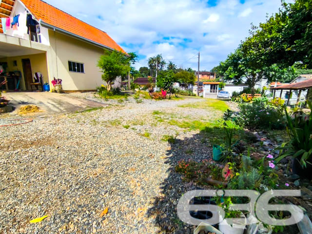 Descubra a excelência em moradia com esta ampla residência padrão térreo, situada no encantador bairro Boehmerwald, em Joinville-SC. Projetada com um toque de sofisticação e conforto, esta propriedade não só reflete mais de 30 anos de tradição e expertise da 636 Negócios Imobiliários, mas também uma oportunidade única de viver com qualidade e conveniência.
Localização Privilegiada: Localizada em uma rua pavimentada e estrategicamente posicionada com fácil acesso a vias principais, esta residência está próxima de escolas, hospitais, e serviços públicos essenciais, garantindo comodidade para sua família.
Espaços Amplos e Confortáveis: Com uma área construída de 238,64m² em um generoso terreno de 1.889,34m², a casa dispõe de 5 dormitórios e 3 banheiros, oferecendo conforto e privacidade para todos os membros da família. As áreas de estar incluem uma sala, copa e cozinha conjugadas, ideais para momentos de lazer e confraternização.
Características Exclusivas: A propriedade conta com uma garagem coberta para 4 veículos e uma descoberta, jardim encantador que circunda a casa, área de serviço completa, despensa e um ambiente totalmente mobiliado.
Flexibilidade nas Negociações: O proprietário está aberto a estudar propostas de troca por outras residências em diversos bairros de Joinville, oferecendo flexibilidade para aqueles que desejam fazer um novo investimento ou mudança de residência.
Esta propriedade não apenas simboliza um espaço de moradia, mas também uma manifestação de qualidade de vida e praticidade. Com áreas bem distribuídas e uma visão ampla do entorno, ela é perfeita para quem busca tranquilidade e bem-estar.
A 636 Negócios Imobiliários: Reconhecida por sua excelência e rigor técnico-jurídico, a 636 Negócios Imobiliários se destaca no mercado imobiliário há mais de três décadas. Nossa equipe é composta por mais de 50 profissionais dedicados a encontrar a casa dos seus sonhos. Com grande experiência e conhecimento local, oferecemos não apenas um imóvel, mas um lar para você e sua família.
Não perca esta oportunidade única de investir em seu futuro com segurança e qualidade. Entre em contato conosco para mais informações e agende sua visita a este imóvel excepcional.
636 NEGÓCIOS IMOBILIÁRIOS: A SUA MELHOR ESCOLHA
Com mais de 30 anos de experiência, a 636 Negócios Imobiliários é sua parceira ideal para encontrar o imóvel perfeito. Estamos prontos para ajudá-lo a fazer deste imóvel o seu novo lar.
Telefone: (47) 3451-0636
WhatsApp: (47) 99190-0636
Não perca esta oportunidade única. Visite nosso site para mais informações: i636.com.br
