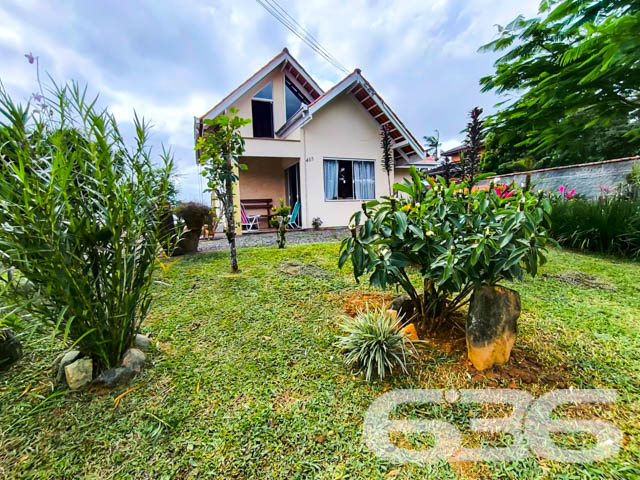 Descubra a excelência em moradia com esta ampla residência padrão térreo, situada no encantador bairro Boehmerwald, em Joinville-SC. Projetada com um toque de sofisticação e conforto, esta propriedade não só reflete mais de 30 anos de tradição e expertise da 636 Negócios Imobiliários, mas também uma oportunidade única de viver com qualidade e conveniência.
Localização Privilegiada: Localizada em uma rua pavimentada e estrategicamente posicionada com fácil acesso a vias principais, esta residência está próxima de escolas, hospitais, e serviços públicos essenciais, garantindo comodidade para sua família.
Espaços Amplos e Confortáveis: Com uma área construída de 238,64m² em um generoso terreno de 1.889,34m², a casa dispõe de 5 dormitórios e 3 banheiros, oferecendo conforto e privacidade para todos os membros da família. As áreas de estar incluem uma sala, copa e cozinha conjugadas, ideais para momentos de lazer e confraternização.
Características Exclusivas: A propriedade conta com uma garagem coberta para 4 veículos e uma descoberta, jardim encantador que circunda a casa, área de serviço completa, despensa e um ambiente totalmente mobiliado.
Flexibilidade nas Negociações: O proprietário está aberto a estudar propostas de troca por outras residências em diversos bairros de Joinville, oferecendo flexibilidade para aqueles que desejam fazer um novo investimento ou mudança de residência.
Esta propriedade não apenas simboliza um espaço de moradia, mas também uma manifestação de qualidade de vida e praticidade. Com áreas bem distribuídas e uma visão ampla do entorno, ela é perfeita para quem busca tranquilidade e bem-estar.
A 636 Negócios Imobiliários: Reconhecida por sua excelência e rigor técnico-jurídico, a 636 Negócios Imobiliários se destaca no mercado imobiliário há mais de três décadas. Nossa equipe é composta por mais de 50 profissionais dedicados a encontrar a casa dos seus sonhos. Com grande experiência e conhecimento local, oferecemos não apenas um imóvel, mas um lar para você e sua família.
Não perca esta oportunidade única de investir em seu futuro com segurança e qualidade. Entre em contato conosco para mais informações e agende sua visita a este imóvel excepcional.
636 NEGÓCIOS IMOBILIÁRIOS: A SUA MELHOR ESCOLHA
Com mais de 30 anos de experiência, a 636 Negócios Imobiliários é sua parceira ideal para encontrar o imóvel perfeito. Estamos prontos para ajudá-lo a fazer deste imóvel o seu novo lar.
Telefone: (47) 3451-0636
WhatsApp: (47) 99190-0636
Não perca esta oportunidade única. Visite nosso site para mais informações: i636.com.br