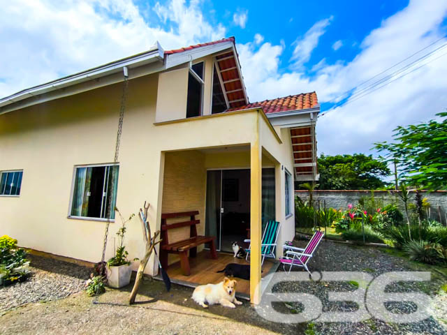 Descubra a excelência em moradia com esta ampla residência padrão térreo, situada no encantador bairro Boehmerwald, em Joinville-SC. Projetada com um toque de sofisticação e conforto, esta propriedade não só reflete mais de 30 anos de tradição e expertise da 636 Negócios Imobiliários, mas também uma oportunidade única de viver com qualidade e conveniência.
Localização Privilegiada: Localizada em uma rua pavimentada e estrategicamente posicionada com fácil acesso a vias principais, esta residência está próxima de escolas, hospitais, e serviços públicos essenciais, garantindo comodidade para sua família.
Espaços Amplos e Confortáveis: Com uma área construída de 238,64m² em um generoso terreno de 1.889,34m², a casa dispõe de 5 dormitórios e 3 banheiros, oferecendo conforto e privacidade para todos os membros da família. As áreas de estar incluem uma sala, copa e cozinha conjugadas, ideais para momentos de lazer e confraternização.
Características Exclusivas: A propriedade conta com uma garagem coberta para 4 veículos e uma descoberta, jardim encantador que circunda a casa, área de serviço completa, despensa e um ambiente totalmente mobiliado.
Flexibilidade nas Negociações: O proprietário está aberto a estudar propostas de troca por outras residências em diversos bairros de Joinville, oferecendo flexibilidade para aqueles que desejam fazer um novo investimento ou mudança de residência.
Esta propriedade não apenas simboliza um espaço de moradia, mas também uma manifestação de qualidade de vida e praticidade. Com áreas bem distribuídas e uma visão ampla do entorno, ela é perfeita para quem busca tranquilidade e bem-estar.
A 636 Negócios Imobiliários: Reconhecida por sua excelência e rigor técnico-jurídico, a 636 Negócios Imobiliários se destaca no mercado imobiliário há mais de três décadas. Nossa equipe é composta por mais de 50 profissionais dedicados a encontrar a casa dos seus sonhos. Com grande experiência e conhecimento local, oferecemos não apenas um imóvel, mas um lar para você e sua família.
Não perca esta oportunidade única de investir em seu futuro com segurança e qualidade. Entre em contato conosco para mais informações e agende sua visita a este imóvel excepcional.
636 NEGÓCIOS IMOBILIÁRIOS: A SUA MELHOR ESCOLHA
Com mais de 30 anos de experiência, a 636 Negócios Imobiliários é sua parceira ideal para encontrar o imóvel perfeito. Estamos prontos para ajudá-lo a fazer deste imóvel o seu novo lar.
Telefone: (47) 3451-0636
WhatsApp: (47) 99190-0636
Não perca esta oportunidade única. Visite nosso site para mais informações: i636.com.br