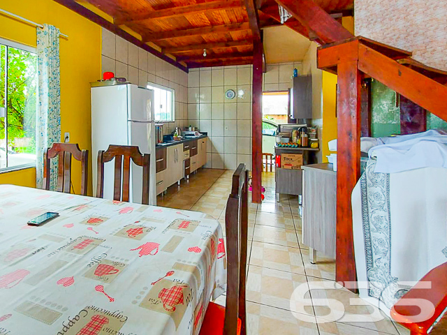 Descubra a excelência em moradia com esta ampla residência padrão térreo, situada no encantador bairro Boehmerwald, em Joinville-SC. Projetada com um toque de sofisticação e conforto, esta propriedade não só reflete mais de 30 anos de tradição e expertise da 636 Negócios Imobiliários, mas também uma oportunidade única de viver com qualidade e conveniência.
Localização Privilegiada: Localizada em uma rua pavimentada e estrategicamente posicionada com fácil acesso a vias principais, esta residência está próxima de escolas, hospitais, e serviços públicos essenciais, garantindo comodidade para sua família.
Espaços Amplos e Confortáveis: Com uma área construída de 238,64m² em um generoso terreno de 1.889,34m², a casa dispõe de 5 dormitórios e 3 banheiros, oferecendo conforto e privacidade para todos os membros da família. As áreas de estar incluem uma sala, copa e cozinha conjugadas, ideais para momentos de lazer e confraternização.
Características Exclusivas: A propriedade conta com uma garagem coberta para 4 veículos e uma descoberta, jardim encantador que circunda a casa, área de serviço completa, despensa e um ambiente totalmente mobiliado.
Flexibilidade nas Negociações: O proprietário está aberto a estudar propostas de troca por outras residências em diversos bairros de Joinville, oferecendo flexibilidade para aqueles que desejam fazer um novo investimento ou mudança de residência.
Esta propriedade não apenas simboliza um espaço de moradia, mas também uma manifestação de qualidade de vida e praticidade. Com áreas bem distribuídas e uma visão ampla do entorno, ela é perfeita para quem busca tranquilidade e bem-estar.
A 636 Negócios Imobiliários: Reconhecida por sua excelência e rigor técnico-jurídico, a 636 Negócios Imobiliários se destaca no mercado imobiliário há mais de três décadas. Nossa equipe é composta por mais de 50 profissionais dedicados a encontrar a casa dos seus sonhos. Com grande experiência e conhecimento local, oferecemos não apenas um imóvel, mas um lar para você e sua família.
Não perca esta oportunidade única de investir em seu futuro com segurança e qualidade. Entre em contato conosco para mais informações e agende sua visita a este imóvel excepcional.
636 NEGÓCIOS IMOBILIÁRIOS: A SUA MELHOR ESCOLHA
Com mais de 30 anos de experiência, a 636 Negócios Imobiliários é sua parceira ideal para encontrar o imóvel perfeito. Estamos prontos para ajudá-lo a fazer deste imóvel o seu novo lar.
Telefone: (47) 3451-0636
WhatsApp: (47) 99190-0636
Não perca esta oportunidade única. Visite nosso site para mais informações: i636.com.br