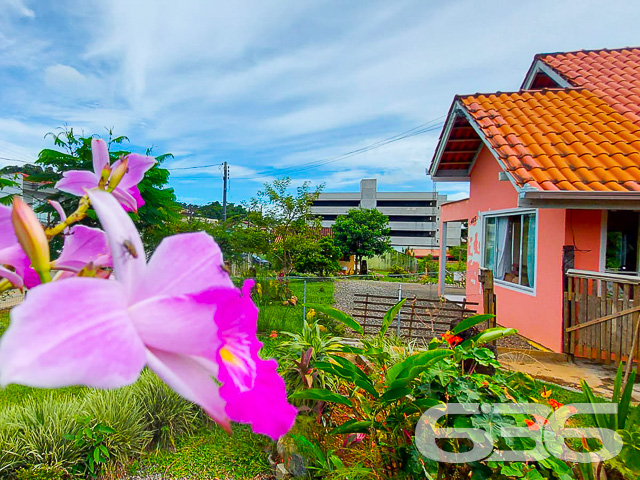Descubra a excelência em moradia com esta ampla residência padrão térreo, situada no encantador bairro Boehmerwald, em Joinville-SC. Projetada com um toque de sofisticação e conforto, esta propriedade não só reflete mais de 30 anos de tradição e expertise da 636 Negócios Imobiliários, mas também uma oportunidade única de viver com qualidade e conveniência.
Localização Privilegiada: Localizada em uma rua pavimentada e estrategicamente posicionada com fácil acesso a vias principais, esta residência está próxima de escolas, hospitais, e serviços públicos essenciais, garantindo comodidade para sua família.
Espaços Amplos e Confortáveis: Com uma área construída de 238,64m² em um generoso terreno de 1.889,34m², a casa dispõe de 5 dormitórios e 3 banheiros, oferecendo conforto e privacidade para todos os membros da família. As áreas de estar incluem uma sala, copa e cozinha conjugadas, ideais para momentos de lazer e confraternização.
Características Exclusivas: A propriedade conta com uma garagem coberta para 4 veículos e uma descoberta, jardim encantador que circunda a casa, área de serviço completa, despensa e um ambiente totalmente mobiliado.
Flexibilidade nas Negociações: O proprietário está aberto a estudar propostas de troca por outras residências em diversos bairros de Joinville, oferecendo flexibilidade para aqueles que desejam fazer um novo investimento ou mudança de residência.
Esta propriedade não apenas simboliza um espaço de moradia, mas também uma manifestação de qualidade de vida e praticidade. Com áreas bem distribuídas e uma visão ampla do entorno, ela é perfeita para quem busca tranquilidade e bem-estar.
A 636 Negócios Imobiliários: Reconhecida por sua excelência e rigor técnico-jurídico, a 636 Negócios Imobiliários se destaca no mercado imobiliário há mais de três décadas. Nossa equipe é composta por mais de 50 profissionais dedicados a encontrar a casa dos seus sonhos. Com grande experiência e conhecimento local, oferecemos não apenas um imóvel, mas um lar para você e sua família.
Não perca esta oportunidade única de investir em seu futuro com segurança e qualidade. Entre em contato conosco para mais informações e agende sua visita a este imóvel excepcional.
636 NEGÓCIOS IMOBILIÁRIOS: A SUA MELHOR ESCOLHA
Com mais de 30 anos de experiência, a 636 Negócios Imobiliários é sua parceira ideal para encontrar o imóvel perfeito. Estamos prontos para ajudá-lo a fazer deste imóvel o seu novo lar.
Telefone: (47) 3451-0636
WhatsApp: (47) 99190-0636
Não perca esta oportunidade única. Visite nosso site para mais informações: i636.com.br