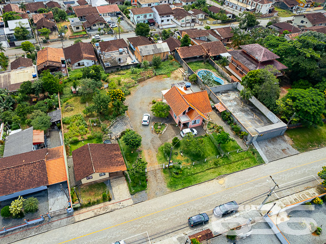 Descubra a excelência em moradia com esta ampla residência padrão térreo, situada no encantador bairro Boehmerwald, em Joinville-SC. Projetada com um toque de sofisticação e conforto, esta propriedade não só reflete mais de 30 anos de tradição e expertise da 636 Negócios Imobiliários, mas também uma oportunidade única de viver com qualidade e conveniência.
Localização Privilegiada: Localizada em uma rua pavimentada e estrategicamente posicionada com fácil acesso a vias principais, esta residência está próxima de escolas, hospitais, e serviços públicos essenciais, garantindo comodidade para sua família.
Espaços Amplos e Confortáveis: Com uma área construída de 238,64m² em um generoso terreno de 1.889,34m², a casa dispõe de 5 dormitórios e 3 banheiros, oferecendo conforto e privacidade para todos os membros da família. As áreas de estar incluem uma sala, copa e cozinha conjugadas, ideais para momentos de lazer e confraternização.
Características Exclusivas: A propriedade conta com uma garagem coberta para 4 veículos e uma descoberta, jardim encantador que circunda a casa, área de serviço completa, despensa e um ambiente totalmente mobiliado.
Flexibilidade nas Negociações: O proprietário está aberto a estudar propostas de troca por outras residências em diversos bairros de Joinville, oferecendo flexibilidade para aqueles que desejam fazer um novo investimento ou mudança de residência.
Esta propriedade não apenas simboliza um espaço de moradia, mas também uma manifestação de qualidade de vida e praticidade. Com áreas bem distribuídas e uma visão ampla do entorno, ela é perfeita para quem busca tranquilidade e bem-estar.
A 636 Negócios Imobiliários: Reconhecida por sua excelência e rigor técnico-jurídico, a 636 Negócios Imobiliários se destaca no mercado imobiliário há mais de três décadas. Nossa equipe é composta por mais de 50 profissionais dedicados a encontrar a casa dos seus sonhos. Com grande experiência e conhecimento local, oferecemos não apenas um imóvel, mas um lar para você e sua família.
Não perca esta oportunidade única de investir em seu futuro com segurança e qualidade. Entre em contato conosco para mais informações e agende sua visita a este imóvel excepcional.
636 NEGÓCIOS IMOBILIÁRIOS: A SUA MELHOR ESCOLHA
Com mais de 30 anos de experiência, a 636 Negócios Imobiliários é sua parceira ideal para encontrar o imóvel perfeito. Estamos prontos para ajudá-lo a fazer deste imóvel o seu novo lar.
Telefone: (47) 3451-0636
WhatsApp: (47) 99190-0636
Não perca esta oportunidade única. Visite nosso site para mais informações: i636.com.br