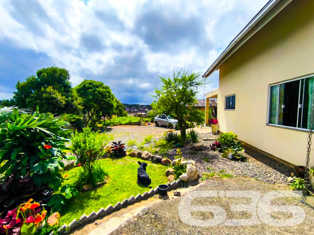 Descubra a excelência em moradia com esta ampla residência padrão térreo, situada no encantador bairro Boehmerwald, em Joinville-SC. Projetada com um toque de sofisticação e conforto, esta propriedade não só reflete mais de 30 anos de tradição e expertise da 636 Negócios Imobiliários, mas também uma oportunidade única de viver com qualidade e conveniência.
Localização Privilegiada: Localizada em uma rua pavimentada e estrategicamente posicionada com fácil acesso a vias principais, esta residência está próxima de escolas, hospitais, e serviços públicos essenciais, garantindo comodidade para sua família.
Espaços Amplos e Confortáveis: Com uma área construída de 238,64m² em um generoso terreno de 1.889,34m², a casa dispõe de 5 dormitórios e 3 banheiros, oferecendo conforto e privacidade para todos os membros da família. As áreas de estar incluem uma sala, copa e cozinha conjugadas, ideais para momentos de lazer e confraternização.
Características Exclusivas: A propriedade conta com uma garagem coberta para 4 veículos e uma descoberta, jardim encantador que circunda a casa, área de serviço completa, despensa e um ambiente totalmente mobiliado.
Flexibilidade nas Negociações: O proprietário está aberto a estudar propostas de troca por outras residências em diversos bairros de Joinville, oferecendo flexibilidade para aqueles que desejam fazer um novo investimento ou mudança de residência.
Esta propriedade não apenas simboliza um espaço de moradia, mas também uma manifestação de qualidade de vida e praticidade. Com áreas bem distribuídas e uma visão ampla do entorno, ela é perfeita para quem busca tranquilidade e bem-estar.
A 636 Negócios Imobiliários: Reconhecida por sua excelência e rigor técnico-jurídico, a 636 Negócios Imobiliários se destaca no mercado imobiliário há mais de três décadas. Nossa equipe é composta por mais de 50 profissionais dedicados a encontrar a casa dos seus sonhos. Com grande experiência e conhecimento local, oferecemos não apenas um imóvel, mas um lar para você e sua família.
Não perca esta oportunidade única de investir em seu futuro com segurança e qualidade. Entre em contato conosco para mais informações e agende sua visita a este imóvel excepcional.
636 NEGÓCIOS IMOBILIÁRIOS: A SUA MELHOR ESCOLHA
Com mais de 30 anos de experiência, a 636 Negócios Imobiliários é sua parceira ideal para encontrar o imóvel perfeito. Estamos prontos para ajudá-lo a fazer deste imóvel o seu novo lar.
Telefone: (47) 3451-0636
WhatsApp: (47) 99190-0636
Não perca esta oportunidade única. Visite nosso site para mais informações: i636.com.br