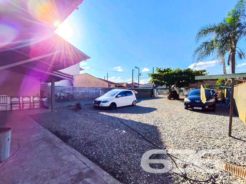 Residência Térrea à Venda no Jardim Paraíso | Joinville/SC
Terreno amplo, edícula e potencial para investimento ou moradia confortável
Apresentamos esta excelente residência térrea, localizada no coração do bairro Jardim Paraíso, em Joinville/SC. Essa casa foi projetada para oferecer praticidade, conforto e funcionalidade, ideal para famílias que buscam um imóvel bem estruturado com espaço generoso e ótima localização.
Com 70m² de área sobre um terreno de esquina com 360m², o imóvel conta com dois dormitórios, banheiro social, sala de estar aconchegante, e uma cozinha gourmet funcional, equipada com armários que permanecerão no imóvel. A lavanderia é prática e fica estrategicamente posicionada na área externa coberta, que também serve como uma excelente área de convivência.
O destaque fica por conta da ampla área externa, com capacidade para até 8 veículos (sendo 2 vagas cobertas), área de festas coberta com churrasqueira, espaço para refeições e momentos de lazer com a família e amigos. O ambiente conta com jardim, espaço para gazebo e ainda há potencial para expansão ou personalização conforme suas necessidades.
A casa está totalmente murada, com portão e grades, garantindo privacidade e segurança. Além disso, permite animais de estimação e está em rua pavimentada, com excelente acesso a comércios, escolas, transporte público, hospitais e demais serviços essenciais.
Essa é uma oportunidade única para quem busca um imóvel completo, com terreno espaçoso e ótimo custo-benefício em Joinville. Seja para morar, investir ou empreender, esta residência entrega o que há de melhor em localização, estrutura e versatilidade.
Entre em contato com a 636 Negócios Imobiliários e agende sua visita!
Mais de 30 anos de tradição, segurança jurídica e excelência no mercado imobiliário.
636 NEGÓCIOS IMOBILIÁRIOS: A SUA MELHOR ESCOLHA
Com mais de 30 anos de experiência, a 636 Negócios Imobiliários é sua parceira ideal para encontrar o imóvel perfeito. Estamos prontos para ajudá-lo a fazer deste imóvel o seu novo lar.
Telefone: (47) 3451-0636
WhatsApp: (47) 99190-0636
Não perca esta oportunidade única. Visite nosso site para mais informações: i636.com.br