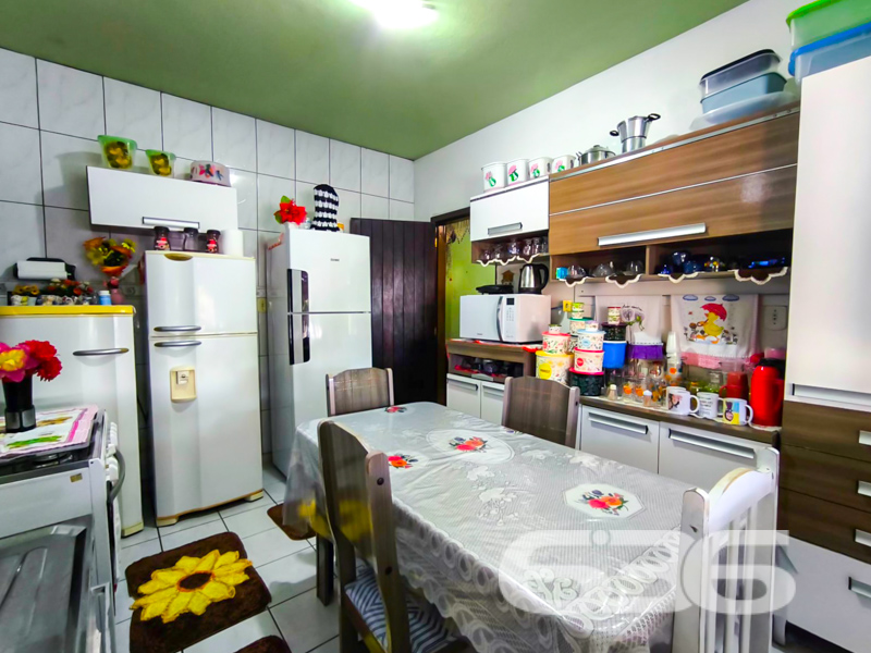 Residência Térrea à Venda no Jardim Paraíso | Joinville/SC
Terreno amplo, edícula e potencial para investimento ou moradia confortável
Apresentamos esta excelente residência térrea, localizada no coração do bairro Jardim Paraíso, em Joinville/SC. Essa casa foi projetada para oferecer praticidade, conforto e funcionalidade, ideal para famílias que buscam um imóvel bem estruturado com espaço generoso e ótima localização.
Com 70m² de área sobre um terreno de esquina com 360m², o imóvel conta com dois dormitórios, banheiro social, sala de estar aconchegante, e uma cozinha gourmet funcional, equipada com armários que permanecerão no imóvel. A lavanderia é prática e fica estrategicamente posicionada na área externa coberta, que também serve como uma excelente área de convivência.
O destaque fica por conta da ampla área externa, com capacidade para até 8 veículos (sendo 2 vagas cobertas), área de festas coberta com churrasqueira, espaço para refeições e momentos de lazer com a família e amigos. O ambiente conta com jardim, espaço para gazebo e ainda há potencial para expansão ou personalização conforme suas necessidades.
A casa está totalmente murada, com portão e grades, garantindo privacidade e segurança. Além disso, permite animais de estimação e está em rua pavimentada, com excelente acesso a comércios, escolas, transporte público, hospitais e demais serviços essenciais.
Essa é uma oportunidade única para quem busca um imóvel completo, com terreno espaçoso e ótimo custo-benefício em Joinville. Seja para morar, investir ou empreender, esta residência entrega o que há de melhor em localização, estrutura e versatilidade.
Entre em contato com a 636 Negócios Imobiliários e agende sua visita!
Mais de 30 anos de tradição, segurança jurídica e excelência no mercado imobiliário.
636 NEGÓCIOS IMOBILIÁRIOS: A SUA MELHOR ESCOLHA
Com mais de 30 anos de experiência, a 636 Negócios Imobiliários é sua parceira ideal para encontrar o imóvel perfeito. Estamos prontos para ajudá-lo a fazer deste imóvel o seu novo lar.
Telefone: (47) 3451-0636
WhatsApp: (47) 99190-0636
Não perca esta oportunidade única. Visite nosso site para mais informações: i636.com.br