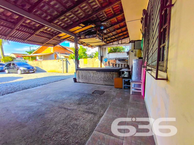 Residência Térrea à Venda no Jardim Paraíso | Joinville/SC
Terreno amplo, edícula e potencial para investimento ou moradia confortável
Apresentamos esta excelente residência térrea, localizada no coração do bairro Jardim Paraíso, em Joinville/SC. Essa casa foi projetada para oferecer praticidade, conforto e funcionalidade, ideal para famílias que buscam um imóvel bem estruturado com espaço generoso e ótima localização.
Com 70m² de área sobre um terreno de esquina com 360m², o imóvel conta com dois dormitórios, banheiro social, sala de estar aconchegante, e uma cozinha gourmet funcional, equipada com armários que permanecerão no imóvel. A lavanderia é prática e fica estrategicamente posicionada na área externa coberta, que também serve como uma excelente área de convivência.
O destaque fica por conta da ampla área externa, com capacidade para até 8 veículos (sendo 2 vagas cobertas), área de festas coberta com churrasqueira, espaço para refeições e momentos de lazer com a família e amigos. O ambiente conta com jardim, espaço para gazebo e ainda há potencial para expansão ou personalização conforme suas necessidades.
A casa está totalmente murada, com portão e grades, garantindo privacidade e segurança. Além disso, permite animais de estimação e está em rua pavimentada, com excelente acesso a comércios, escolas, transporte público, hospitais e demais serviços essenciais.
Essa é uma oportunidade única para quem busca um imóvel completo, com terreno espaçoso e ótimo custo-benefício em Joinville. Seja para morar, investir ou empreender, esta residência entrega o que há de melhor em localização, estrutura e versatilidade.
Entre em contato com a 636 Negócios Imobiliários e agende sua visita!
Mais de 30 anos de tradição, segurança jurídica e excelência no mercado imobiliário.
636 NEGÓCIOS IMOBILIÁRIOS: A SUA MELHOR ESCOLHA
Com mais de 30 anos de experiência, a 636 Negócios Imobiliários é sua parceira ideal para encontrar o imóvel perfeito. Estamos prontos para ajudá-lo a fazer deste imóvel o seu novo lar.
Telefone: (47) 3451-0636
WhatsApp: (47) 99190-0636
Não perca esta oportunidade única. Visite nosso site para mais informações: i636.com.br