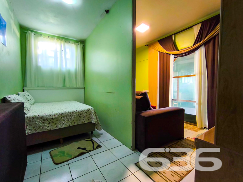 Residência Térrea à Venda no Jardim Paraíso | Joinville/SC
Terreno amplo, edícula e potencial para investimento ou moradia confortável
Apresentamos esta excelente residência térrea, localizada no coração do bairro Jardim Paraíso, em Joinville/SC. Essa casa foi projetada para oferecer praticidade, conforto e funcionalidade, ideal para famílias que buscam um imóvel bem estruturado com espaço generoso e ótima localização.
Com 70m² de área sobre um terreno de esquina com 360m², o imóvel conta com dois dormitórios, banheiro social, sala de estar aconchegante, e uma cozinha gourmet funcional, equipada com armários que permanecerão no imóvel. A lavanderia é prática e fica estrategicamente posicionada na área externa coberta, que também serve como uma excelente área de convivência.
O destaque fica por conta da ampla área externa, com capacidade para até 8 veículos (sendo 2 vagas cobertas), área de festas coberta com churrasqueira, espaço para refeições e momentos de lazer com a família e amigos. O ambiente conta com jardim, espaço para gazebo e ainda há potencial para expansão ou personalização conforme suas necessidades.
A casa está totalmente murada, com portão e grades, garantindo privacidade e segurança. Além disso, permite animais de estimação e está em rua pavimentada, com excelente acesso a comércios, escolas, transporte público, hospitais e demais serviços essenciais.
Essa é uma oportunidade única para quem busca um imóvel completo, com terreno espaçoso e ótimo custo-benefício em Joinville. Seja para morar, investir ou empreender, esta residência entrega o que há de melhor em localização, estrutura e versatilidade.
Entre em contato com a 636 Negócios Imobiliários e agende sua visita!
Mais de 30 anos de tradição, segurança jurídica e excelência no mercado imobiliário.
636 NEGÓCIOS IMOBILIÁRIOS: A SUA MELHOR ESCOLHA
Com mais de 30 anos de experiência, a 636 Negócios Imobiliários é sua parceira ideal para encontrar o imóvel perfeito. Estamos prontos para ajudá-lo a fazer deste imóvel o seu novo lar.
Telefone: (47) 3451-0636
WhatsApp: (47) 99190-0636
Não perca esta oportunidade única. Visite nosso site para mais informações: i636.com.br