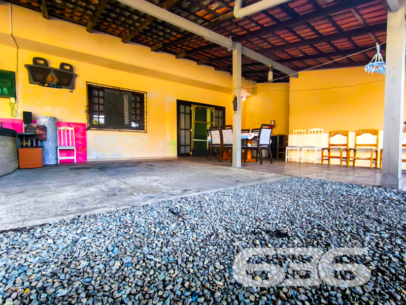 Residência Térrea à Venda no Jardim Paraíso | Joinville/SC
Terreno amplo, edícula e potencial para investimento ou moradia confortável
Apresentamos esta excelente residência térrea, localizada no coração do bairro Jardim Paraíso, em Joinville/SC. Essa casa foi projetada para oferecer praticidade, conforto e funcionalidade, ideal para famílias que buscam um imóvel bem estruturado com espaço generoso e ótima localização.
Com 70m² de área sobre um terreno de esquina com 360m², o imóvel conta com dois dormitórios, banheiro social, sala de estar aconchegante, e uma cozinha gourmet funcional, equipada com armários que permanecerão no imóvel. A lavanderia é prática e fica estrategicamente posicionada na área externa coberta, que também serve como uma excelente área de convivência.
O destaque fica por conta da ampla área externa, com capacidade para até 8 veículos (sendo 2 vagas cobertas), área de festas coberta com churrasqueira, espaço para refeições e momentos de lazer com a família e amigos. O ambiente conta com jardim, espaço para gazebo e ainda há potencial para expansão ou personalização conforme suas necessidades.
A casa está totalmente murada, com portão e grades, garantindo privacidade e segurança. Além disso, permite animais de estimação e está em rua pavimentada, com excelente acesso a comércios, escolas, transporte público, hospitais e demais serviços essenciais.
Essa é uma oportunidade única para quem busca um imóvel completo, com terreno espaçoso e ótimo custo-benefício em Joinville. Seja para morar, investir ou empreender, esta residência entrega o que há de melhor em localização, estrutura e versatilidade.
Entre em contato com a 636 Negócios Imobiliários e agende sua visita!
Mais de 30 anos de tradição, segurança jurídica e excelência no mercado imobiliário.
636 NEGÓCIOS IMOBILIÁRIOS: A SUA MELHOR ESCOLHA
Com mais de 30 anos de experiência, a 636 Negócios Imobiliários é sua parceira ideal para encontrar o imóvel perfeito. Estamos prontos para ajudá-lo a fazer deste imóvel o seu novo lar.
Telefone: (47) 3451-0636
WhatsApp: (47) 99190-0636
Não perca esta oportunidade única. Visite nosso site para mais informações: i636.com.br