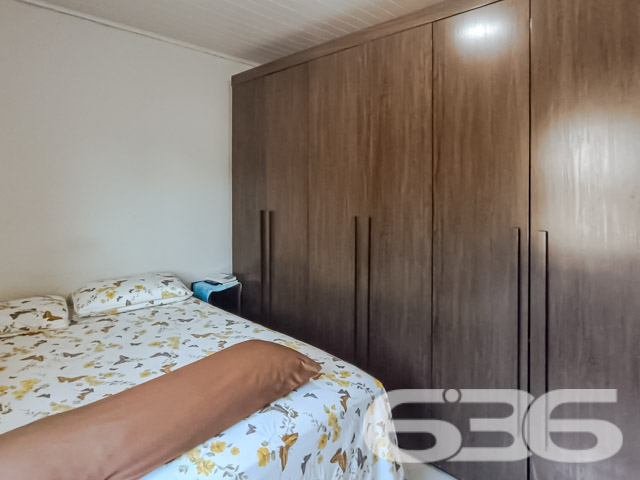 A busca pela residência perfeita em Joinville culmina nesta charmosa casa no Jardim Sofia, um lar que oferece não apenas conforto, mas também a tranquilidade de um ambiente seguro e bem localizado.
Dentro, a casa revela uma composição espaçosa com 3 dormitórios incluindo uma suíte, oferecendo privacidade e conforto para toda a família. A suíte é um verdadeiro refúgio, espaçosa e com janelas que proporcionam uma vista encantadora e muita luz natural. A sala de estar e jantar são integradas, criando um ambiente convidativo para reunir a família e amigos. A cozinha gourmet está equipada com armários planejados e oferece um espaço prático e moderno para o preparo de refeições.
A residência inclui também uma área de serviço bem dimensionada, além de cinco vagas de garagem, sendo duas cobertas e três descobertas, proporcionando comodidade e segurança para os veículos da família. O imóvel está completamente murado ou cercado, assegurando privacidade e segurança.
Especificamente projetada para oferecer conforto e praticidade, esta casa é ideal para quem busca a comodidade de estar próximo a vias de acesso, shopping centers, transporte público, escolas, hospitais e outros serviços essenciais. A internet de alta velocidade disponível garante que todos os membros da família possam navegar, trabalhar ou estudar de casa sem interrupções.
Esta casa não é apenas um imóvel, mas um lar onde cada detalhe foi pensado para o bem-estar de seus moradores. Agora é a sua chance de adquirir não apenas uma casa, mas um investimento seguro em qualidade de vida para você e sua família. Entre em contato com a 636 Negócios Imobiliários para mais informações e venha conhecer seu novo lar em Joinville. Experimente a combinação de conforto, segurança e localização que só o Jardim Sofia pode oferecer.
636 NEGÓCIOS IMOBILIÁRIOS: A SUA MELHOR ESCOLHA
Com mais de 30 anos de experiência, a 636 Negócios Imobiliários é sua parceira ideal para encontrar o imóvel perfeito. Estamos prontos para ajudá-lo a fazer deste imóvel o seu novo lar.
Telefone: (47) 3451-0636
WhatsApp: (47) 99190-0636
Não perca esta oportunidade única. Visite nosso site para mais informações: i636.com.br