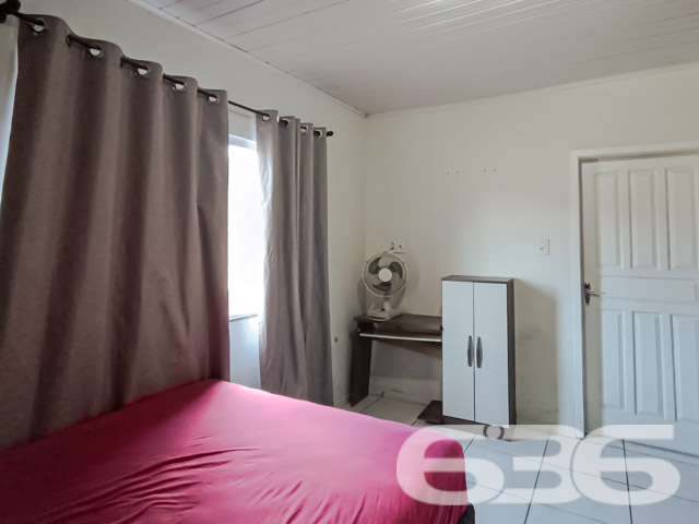 A busca pela residência perfeita em Joinville culmina nesta charmosa casa no Jardim Sofia, um lar que oferece não apenas conforto, mas também a tranquilidade de um ambiente seguro e bem localizado.
Dentro, a casa revela uma composição espaçosa com 3 dormitórios incluindo uma suíte, oferecendo privacidade e conforto para toda a família. A suíte é um verdadeiro refúgio, espaçosa e com janelas que proporcionam uma vista encantadora e muita luz natural. A sala de estar e jantar são integradas, criando um ambiente convidativo para reunir a família e amigos. A cozinha gourmet está equipada com armários planejados e oferece um espaço prático e moderno para o preparo de refeições.
A residência inclui também uma área de serviço bem dimensionada, além de cinco vagas de garagem, sendo duas cobertas e três descobertas, proporcionando comodidade e segurança para os veículos da família. O imóvel está completamente murado ou cercado, assegurando privacidade e segurança.
Especificamente projetada para oferecer conforto e praticidade, esta casa é ideal para quem busca a comodidade de estar próximo a vias de acesso, shopping centers, transporte público, escolas, hospitais e outros serviços essenciais. A internet de alta velocidade disponível garante que todos os membros da família possam navegar, trabalhar ou estudar de casa sem interrupções.
Esta casa não é apenas um imóvel, mas um lar onde cada detalhe foi pensado para o bem-estar de seus moradores. Agora é a sua chance de adquirir não apenas uma casa, mas um investimento seguro em qualidade de vida para você e sua família. Entre em contato com a 636 Negócios Imobiliários para mais informações e venha conhecer seu novo lar em Joinville. Experimente a combinação de conforto, segurança e localização que só o Jardim Sofia pode oferecer.
636 NEGÓCIOS IMOBILIÁRIOS: A SUA MELHOR ESCOLHA
Com mais de 30 anos de experiência, a 636 Negócios Imobiliários é sua parceira ideal para encontrar o imóvel perfeito. Estamos prontos para ajudá-lo a fazer deste imóvel o seu novo lar.
Telefone: (47) 3451-0636
WhatsApp: (47) 99190-0636
Não perca esta oportunidade única. Visite nosso site para mais informações: i636.com.br