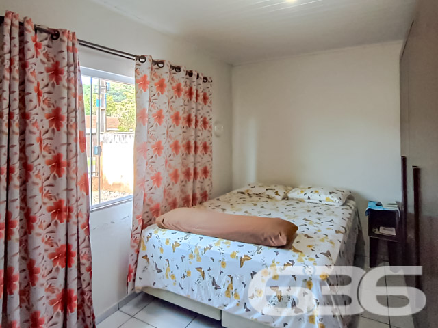 A busca pela residência perfeita em Joinville culmina nesta charmosa casa no Jardim Sofia, um lar que oferece não apenas conforto, mas também a tranquilidade de um ambiente seguro e bem localizado.
Dentro, a casa revela uma composição espaçosa com 3 dormitórios incluindo uma suíte, oferecendo privacidade e conforto para toda a família. A suíte é um verdadeiro refúgio, espaçosa e com janelas que proporcionam uma vista encantadora e muita luz natural. A sala de estar e jantar são integradas, criando um ambiente convidativo para reunir a família e amigos. A cozinha gourmet está equipada com armários planejados e oferece um espaço prático e moderno para o preparo de refeições.
A residência inclui também uma área de serviço bem dimensionada, além de cinco vagas de garagem, sendo duas cobertas e três descobertas, proporcionando comodidade e segurança para os veículos da família. O imóvel está completamente murado ou cercado, assegurando privacidade e segurança.
Especificamente projetada para oferecer conforto e praticidade, esta casa é ideal para quem busca a comodidade de estar próximo a vias de acesso, shopping centers, transporte público, escolas, hospitais e outros serviços essenciais. A internet de alta velocidade disponível garante que todos os membros da família possam navegar, trabalhar ou estudar de casa sem interrupções.
Esta casa não é apenas um imóvel, mas um lar onde cada detalhe foi pensado para o bem-estar de seus moradores. Agora é a sua chance de adquirir não apenas uma casa, mas um investimento seguro em qualidade de vida para você e sua família. Entre em contato com a 636 Negócios Imobiliários para mais informações e venha conhecer seu novo lar em Joinville. Experimente a combinação de conforto, segurança e localização que só o Jardim Sofia pode oferecer.
636 NEGÓCIOS IMOBILIÁRIOS: A SUA MELHOR ESCOLHA
Com mais de 30 anos de experiência, a 636 Negócios Imobiliários é sua parceira ideal para encontrar o imóvel perfeito. Estamos prontos para ajudá-lo a fazer deste imóvel o seu novo lar.
Telefone: (47) 3451-0636
WhatsApp: (47) 99190-0636
Não perca esta oportunidade única. Visite nosso site para mais informações: i636.com.br