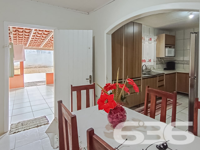 A busca pela residência perfeita em Joinville culmina nesta charmosa casa no Jardim Sofia, um lar que oferece não apenas conforto, mas também a tranquilidade de um ambiente seguro e bem localizado.
Dentro, a casa revela uma composição espaçosa com 3 dormitórios incluindo uma suíte, oferecendo privacidade e conforto para toda a família. A suíte é um verdadeiro refúgio, espaçosa e com janelas que proporcionam uma vista encantadora e muita luz natural. A sala de estar e jantar são integradas, criando um ambiente convidativo para reunir a família e amigos. A cozinha gourmet está equipada com armários planejados e oferece um espaço prático e moderno para o preparo de refeições.
A residência inclui também uma área de serviço bem dimensionada, além de cinco vagas de garagem, sendo duas cobertas e três descobertas, proporcionando comodidade e segurança para os veículos da família. O imóvel está completamente murado ou cercado, assegurando privacidade e segurança.
Especificamente projetada para oferecer conforto e praticidade, esta casa é ideal para quem busca a comodidade de estar próximo a vias de acesso, shopping centers, transporte público, escolas, hospitais e outros serviços essenciais. A internet de alta velocidade disponível garante que todos os membros da família possam navegar, trabalhar ou estudar de casa sem interrupções.
Esta casa não é apenas um imóvel, mas um lar onde cada detalhe foi pensado para o bem-estar de seus moradores. Agora é a sua chance de adquirir não apenas uma casa, mas um investimento seguro em qualidade de vida para você e sua família. Entre em contato com a 636 Negócios Imobiliários para mais informações e venha conhecer seu novo lar em Joinville. Experimente a combinação de conforto, segurança e localização que só o Jardim Sofia pode oferecer.
636 NEGÓCIOS IMOBILIÁRIOS: A SUA MELHOR ESCOLHA
Com mais de 30 anos de experiência, a 636 Negócios Imobiliários é sua parceira ideal para encontrar o imóvel perfeito. Estamos prontos para ajudá-lo a fazer deste imóvel o seu novo lar.
Telefone: (47) 3451-0636
WhatsApp: (47) 99190-0636
Não perca esta oportunidade única. Visite nosso site para mais informações: i636.com.br