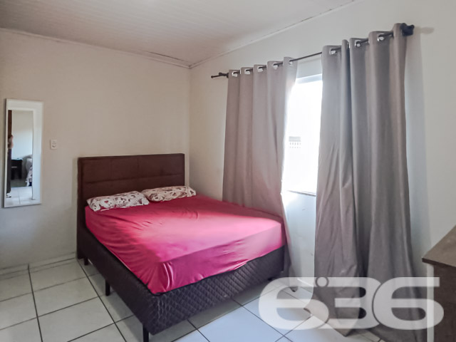 A busca pela residência perfeita em Joinville culmina nesta charmosa casa no Jardim Sofia, um lar que oferece não apenas conforto, mas também a tranquilidade de um ambiente seguro e bem localizado.
Dentro, a casa revela uma composição espaçosa com 3 dormitórios incluindo uma suíte, oferecendo privacidade e conforto para toda a família. A suíte é um verdadeiro refúgio, espaçosa e com janelas que proporcionam uma vista encantadora e muita luz natural. A sala de estar e jantar são integradas, criando um ambiente convidativo para reunir a família e amigos. A cozinha gourmet está equipada com armários planejados e oferece um espaço prático e moderno para o preparo de refeições.
A residência inclui também uma área de serviço bem dimensionada, além de cinco vagas de garagem, sendo duas cobertas e três descobertas, proporcionando comodidade e segurança para os veículos da família. O imóvel está completamente murado ou cercado, assegurando privacidade e segurança.
Especificamente projetada para oferecer conforto e praticidade, esta casa é ideal para quem busca a comodidade de estar próximo a vias de acesso, shopping centers, transporte público, escolas, hospitais e outros serviços essenciais. A internet de alta velocidade disponível garante que todos os membros da família possam navegar, trabalhar ou estudar de casa sem interrupções.
Esta casa não é apenas um imóvel, mas um lar onde cada detalhe foi pensado para o bem-estar de seus moradores. Agora é a sua chance de adquirir não apenas uma casa, mas um investimento seguro em qualidade de vida para você e sua família. Entre em contato com a 636 Negócios Imobiliários para mais informações e venha conhecer seu novo lar em Joinville. Experimente a combinação de conforto, segurança e localização que só o Jardim Sofia pode oferecer.
636 NEGÓCIOS IMOBILIÁRIOS: A SUA MELHOR ESCOLHA
Com mais de 30 anos de experiência, a 636 Negócios Imobiliários é sua parceira ideal para encontrar o imóvel perfeito. Estamos prontos para ajudá-lo a fazer deste imóvel o seu novo lar.
Telefone: (47) 3451-0636
WhatsApp: (47) 99190-0636
Não perca esta oportunidade única. Visite nosso site para mais informações: i636.com.br